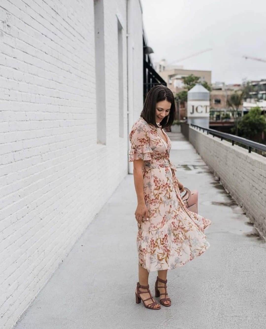 ヴィンスカムートさんのインスタグラム写真 - (ヴィンスカムートInstagram)「Summertime perfection! @mystylevita in the wildflower print wrap dress and Wechilla sandals. #summer2019 #standoutstyle」6月4日 23時00分 - vincecamuto