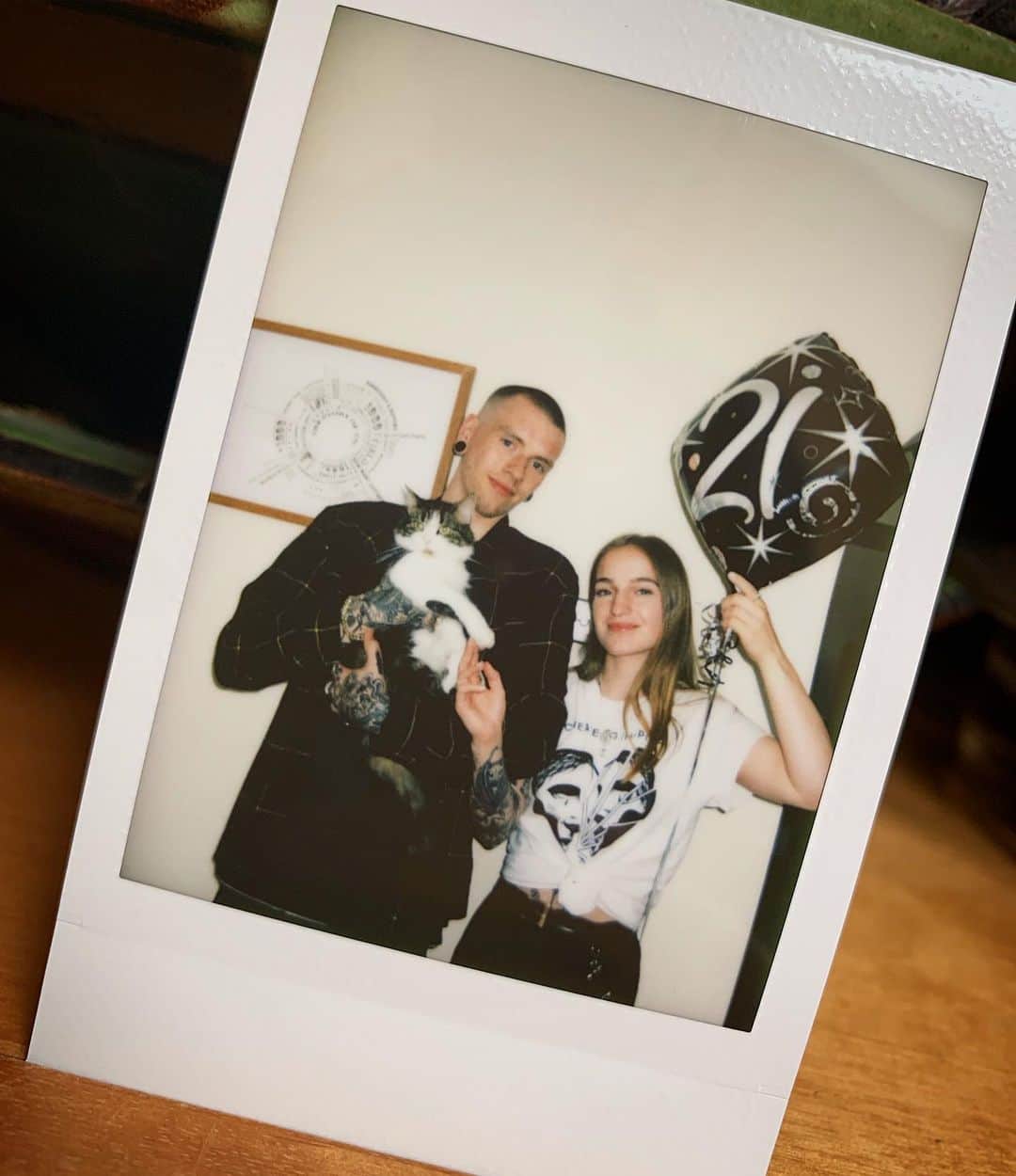 のインスタグラム：「Happy 21st Birthday to the most wonderful human being on planet Earth, so happy to be able to spend another year with you. Thank you for being there for me, putting up with me and always being my rock. I love you so much my perfect girl, hope you have an amazing day with me and the family. I can’t wait to marry you.🎈🎂💚」