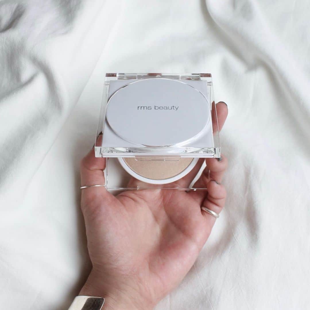 のインスタグラム：「. . rms beauty(@rmsbeautyjapan )の新作 ルミナイジングパウダー✨ . . 今回のハイライターはブランド初のパウダータイプ しっとり滑らかな質感で肌馴染みがよかったです♩ シャンパンゴールドのハイライターは夏のヘルシーメイクにピッタリ🌻 ハイライターとしてはもちろん、アイシャドウとして使用しても素敵でした✨ . セミマットな質感に仕上げたいならパウダータイプ。 濡れたような艶を出したいならクリームタイプと気分に合わせて使い分けたいと思います♡ . . . #rmsbeauty #rmsbeautyjapan #ルミナイジングパウダー #ルミナイザー  #ハイライター #organiccosmetics #cosmekitchen #blog更新しました #oneself #kuronekom4 #kuronecosme」
