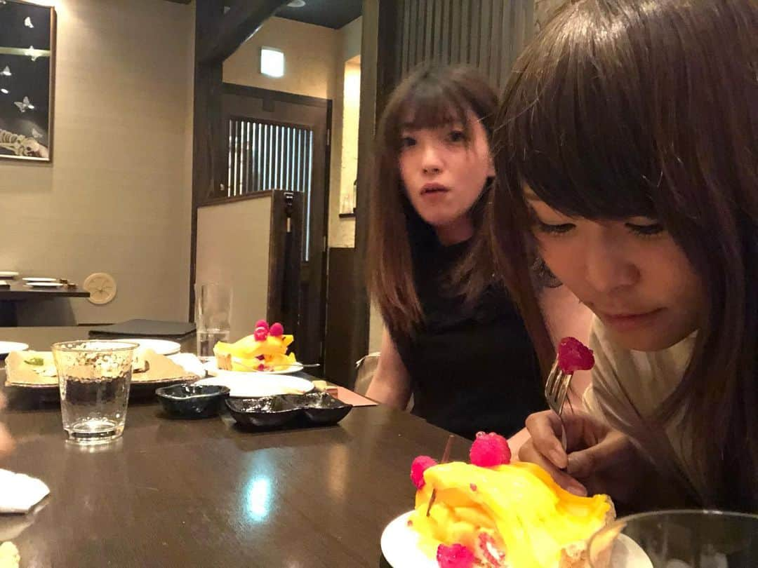 小野さゆりさんのインスタグラム写真 - (小野さゆりInstagram)「きょはえびさんのお誕生日パーティー(*⁰▿⁰*) おいしいものといい人しかいない会だた(*⁰▿⁰*)はーしあわせ  お誕生日おめでとうございました！ お誘いありがとうございます(*⁰▿⁰*) ヤングコーンのなかみより皮をうまいうまい言って食べてた小野でした。  赤いパンツ贈ろうかとおもたけど、 自粛して赤い靴下にしたよ(*⁰▿⁰*)」6月4日 23時12分 - sayuriono0301