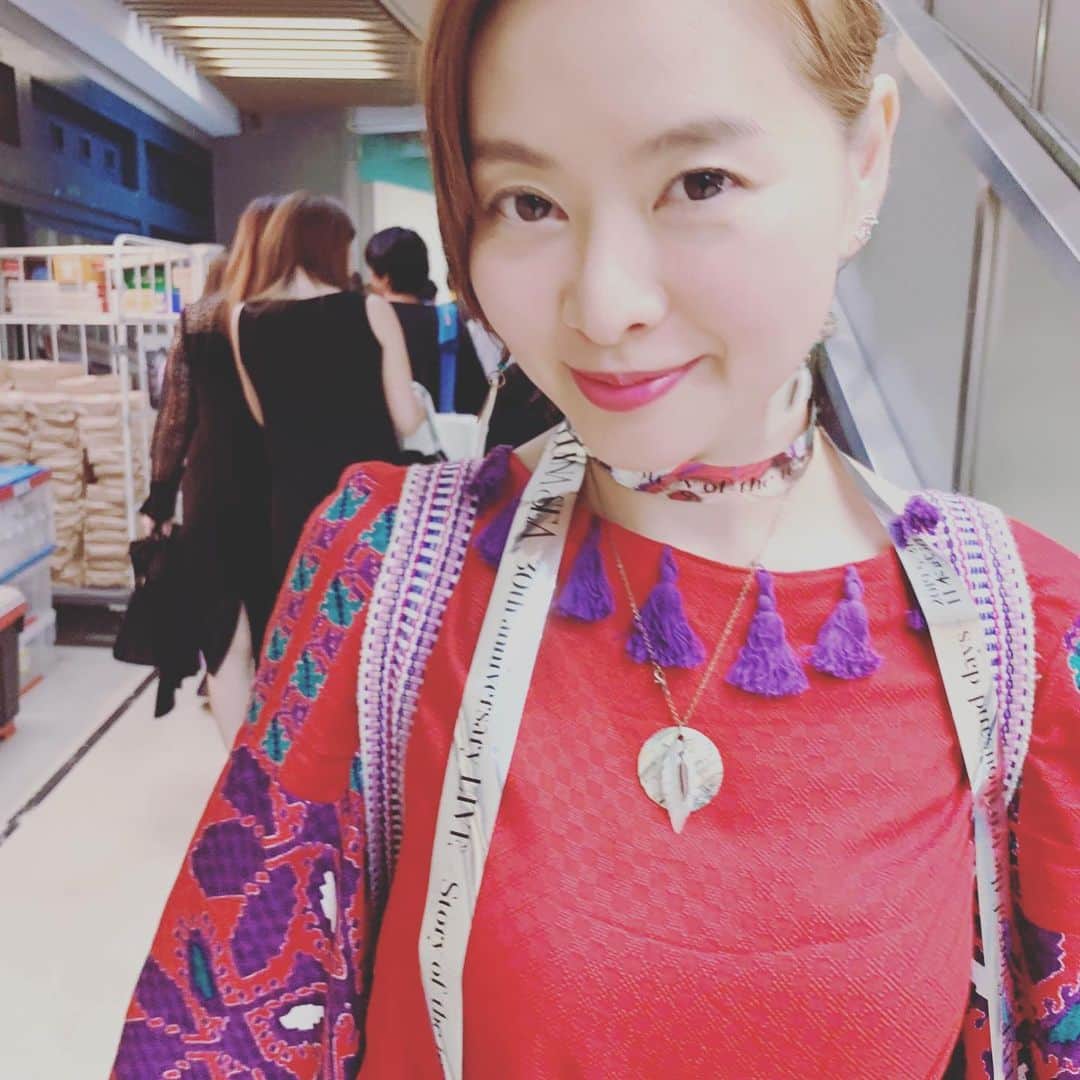 のインスタグラム：「LUNA SEAのライブには黒色の服で行くのが鉄則なのですが🙇🏻‍♀️今回は手元に黒色の服が無かったもので、情熱の紅❤️めでたい紅㊗️に成りました💋首には、ライブ中ゲット出来たリボンです🎀🎗✨飛んで来たんだよ😊💕✨ #lunasea #ライブ #live #黒色の服 #black #鉄則 #今回は #情熱 #めでたい #赤 #赤色 #紅#red #ファッションチェック #ライブ中 #リボン #ゲット #やったぜ #飛んできたところをキャッチ」