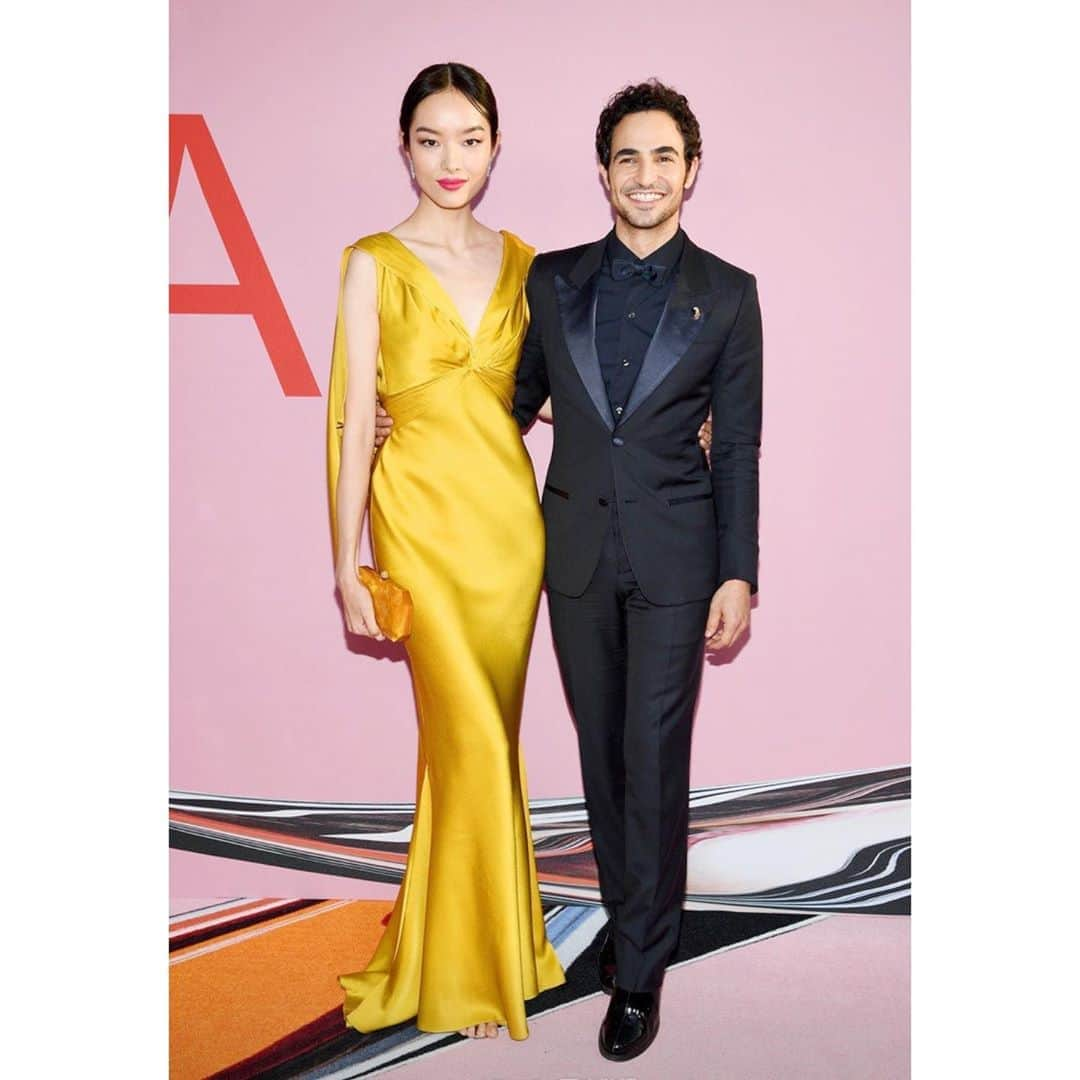 フェイフェイ・サンのインスタグラム：「Last night at @cfda Awards with my best date @zacposen 💛💛💛 #cfdaawards #feifeisun」