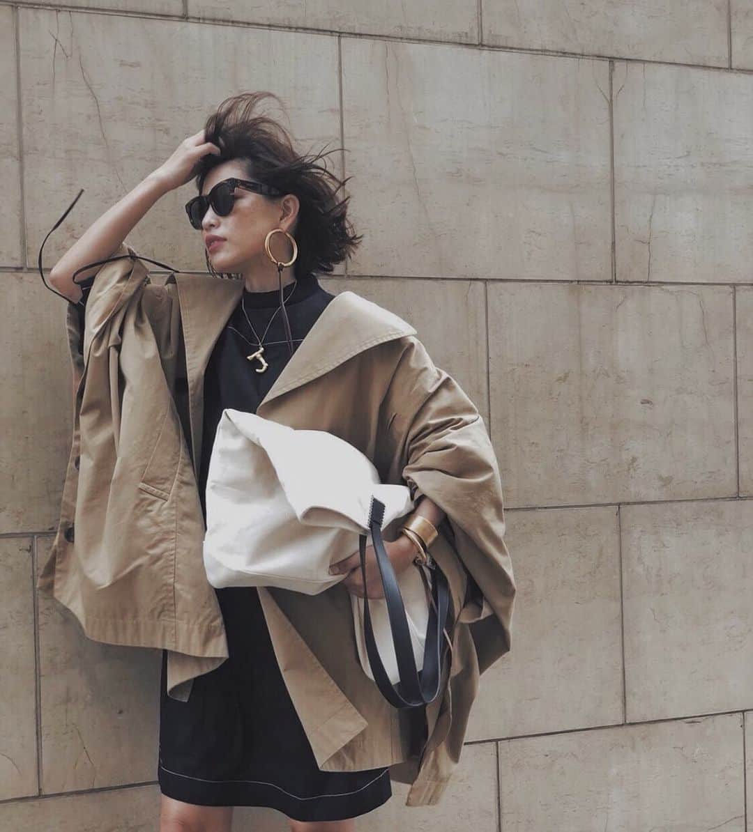 JUNNAのインスタグラム：「@etretokyo '19 AUTUMN WINTER EX THE TAILORED NEUTRAL ・ ・ いよいよ明日からプレス展示会。 緊張し過ぎておりますが 自画自賛の最高の仕上がりになっております。 今日から先行受注会に向け少しずつAWのお洋服もご紹介していきます😌 皆さまに手にしていただける事を 今からとても楽しみにしております。 ・ 《関係者プレス展示会》 6月5日〜6月7日 ・ 《先行受注会》 先行受注会では実際にご試着が可能です。 ONLINE STORE / 6月10日12:00〜16日 東京/ LUMINE 新宿店 6月11日〜16日  大阪/ LUCUA 店  6月21日〜23日 ※6月21日（金）LUCUA店では、プレオーダーパーティーを開催。皆様がお楽しみ頂けるドリンクなどをご用意させて頂きます。 ・ ・ 【CREDIT】 tent coat / AW ¥38,000+tax volume sleeve mini one-piece / AW 19,000+tax big tote bag / AW ¥13,000+tax ・ ・ ・ #2019ETREaw #エトレコート #受注会 #156cm #junna👠 #etretokyo #2019ETREaw #2019aw #AW #秋服#低身長#低身長コーデ #LOEWE #CELINE#ロエベ #セリーヌ#エトレテントコート#ポンチョ」