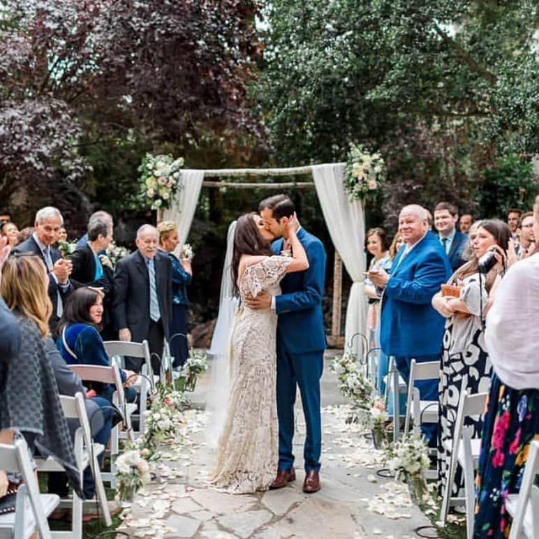 のインスタグラム：「Beautiful photograph taken by @katiejacksonphoto with Matt and Sam💕. T E A R O S E #dress #madeincalifornia🇺🇸 #visitkiteandbutterfly #botanicalwedding #brides2019 #frenchlaceweddingdress」