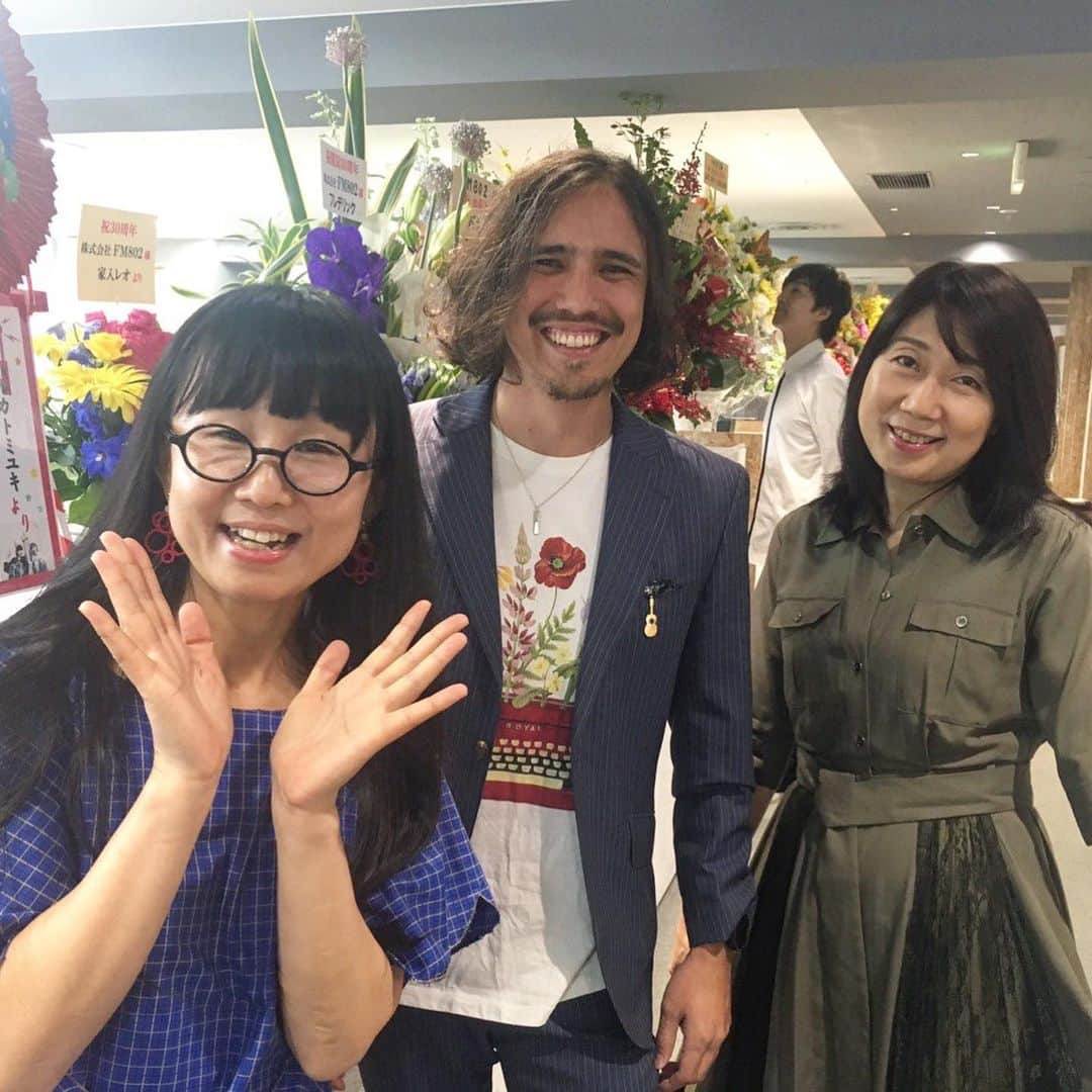 土井コマキのインスタグラム：「6/1はFM802の30周年でした。大阪城ホールのRADIO MAGICでライブを見ていて、不思議な気持ちに。 おめでとうと声にする対象のFM802って架空のもののような気がしてきた。うまく言葉に出来ないけど。ミュージシャンと私たちスタッフとリスナーさんと、みんなで作っている架空のもの。これからも。 #fm802 #30party」