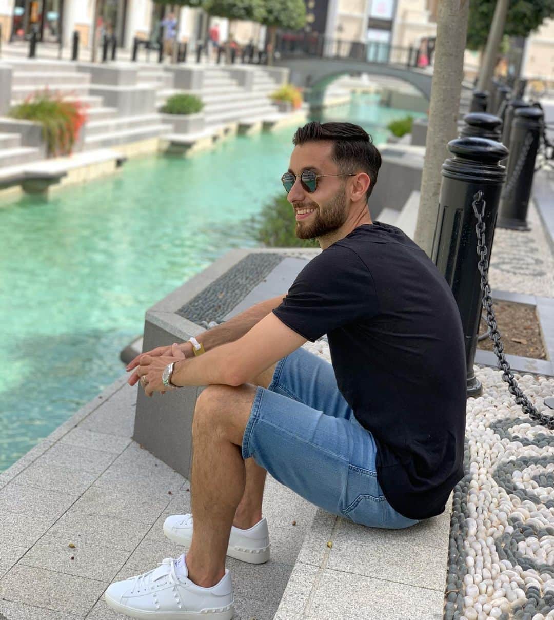 のインスタグラム：「Sevinç ve huzur dolu bayramlar geçirmenizi dilerim. Bayramınız mübarek olsun 🙏🏼 #eidmubarak」