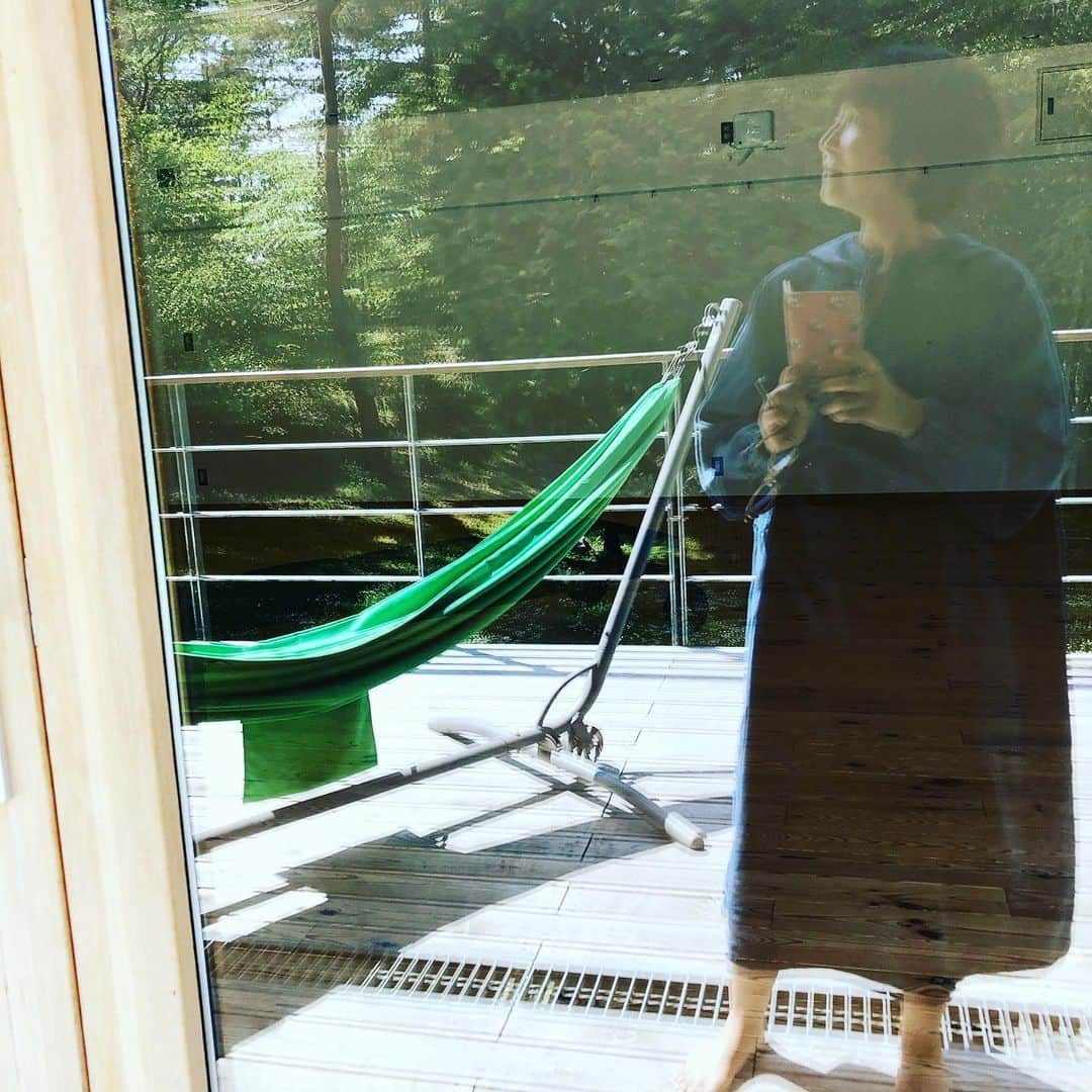 藤田朋子さんのインスタグラム写真 - (藤田朋子Instagram)「ガラスの私🍀  と、いうことです。  #カミツレの里 #てらす #藤田朋子 #tomokofujita #camomile #photomagic」6月4日 23時10分 - chiendormant
