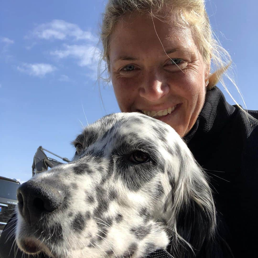 スーザン・ペターセンさんのインスタグラム写真 - (スーザン・ペターセンInstagram)「Practicing with my best partner!!! #womensgolfday @dowglbi ! While I practice he looks after my clubs;)) #greatcaddy」6月4日 23時20分 - suzannpettersen