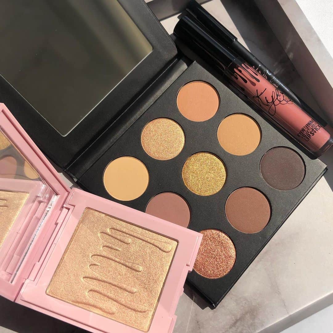 Kylie Cosmeticsさんのインスタグラム写真 - (Kylie CosmeticsInstagram)「morning ☀️ today we’re loving the Sorta Sweet Palette, Charm Velvet Lip Kit, and Queen Drip Kylighter 😍 tap to shop」6月4日 23時14分 - kyliecosmetics