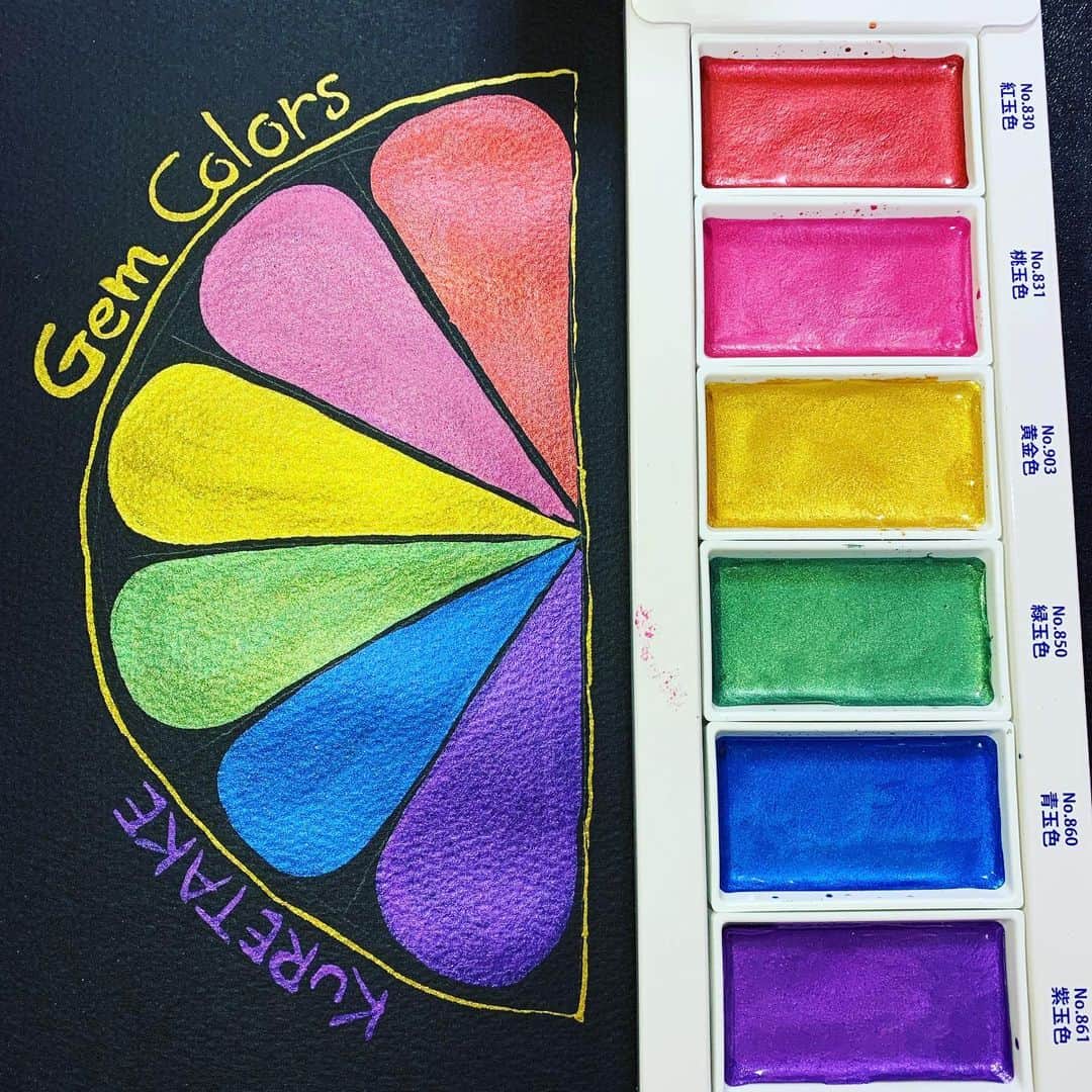 のインスタグラム：「顔彩耽美 ジェムカラーズ★ 〔Gem Colors〕  宝石のようにキラキラきらめくメタリック調の顔彩絵の具です。 隠ぺい性に優れ、濃い色の紙にもしっかり発色します。 ▪️紅玉色No.830(Gem RED) ▪️桃玉色No.831(Gem PINK) ▪️黄金色No.903(Yellow Gold) ▪️緑玉色No.850(Gem GREEN) ▪️青玉色No.860(Gem BLUE) ▪️紫玉色No.861(Gem VIOLET) 【顔彩耽美 ジェムカラーズ】MC20GC/6V 6色セット  #顔彩 #顔彩耽美 #GANSAI #GANSAITAMBI #gemcolors #brushlettering #calligraphy #metallic」