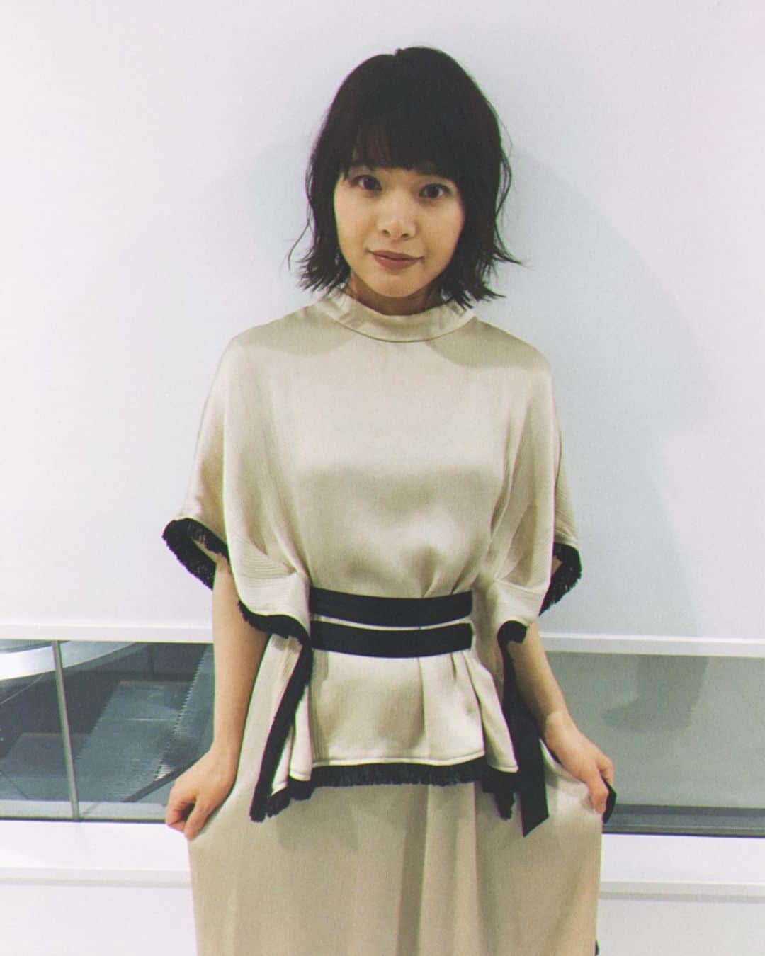 のインスタグラム：「菅原伸太郎監督の『いちごの唄』 完成披露試写会に参加しました🍓 新宿ピカデリーがいっぱいで嬉しかったです。 わたしは現場では古舘くんとしか会っていないので、初対面の方も多く緊張したー！しました！ メイクはいつもありがとう星野さんです💛💄 さ！はばたけ🦅いちごの唄っ❗️」