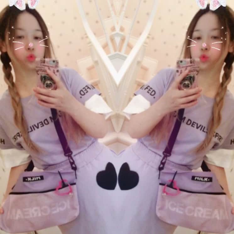 川瀬智子さんのインスタグラム写真 - (川瀬智子Instagram)「可愛いカラーのサコッシュができました♡受注販売中♡ 6/9 23:00まで♡  こんなにこのサコッシュと合ってるウエアを着ていてなんなんだけど販売時期がまだ先なの〜。つまりこのライトパーポー(淡い紫のことです。)TEEとスウェットスカートを販売してるときにはもうこのサコッシュは販売終了しているからそれはなんかやべーかもと思いました♡興味なかったらこんな浮ついたテンションの画像でなんかすみません #心配性なの」6月4日 23時30分 - tommytomokokawase