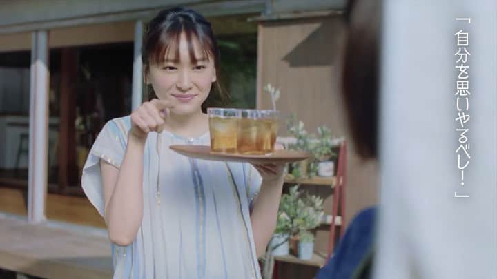 新垣結衣　ファンアカウントのインスタグラム：「【十六茶 CM 】🍵 ① ソファーに飛び込む新垣さん＋ 「真夏の十六茶家族」編 （30秒） . ② 脱水対策十六茶「夏のアイテムA」編 . ③ 脱水対策十六茶「夏のアイテムB」編 . ④ 「真夏の十六茶家族」編 メイキング - #新垣結衣 #ガッキー #新垣結衣好きな人と繋がりたい #かわゆい #かわ結衣 #ガッキーかわいい #新垣結衣かわいい #がっきー #レプロ #女優 #日本 #aragakiyui #yuiaragaki #gakki #gakky #16茶 #十六茶」