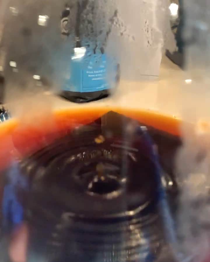キース・アーバンのインスタグラム：「My pour over coffee making here at home reealllly slow!!!! - KU」