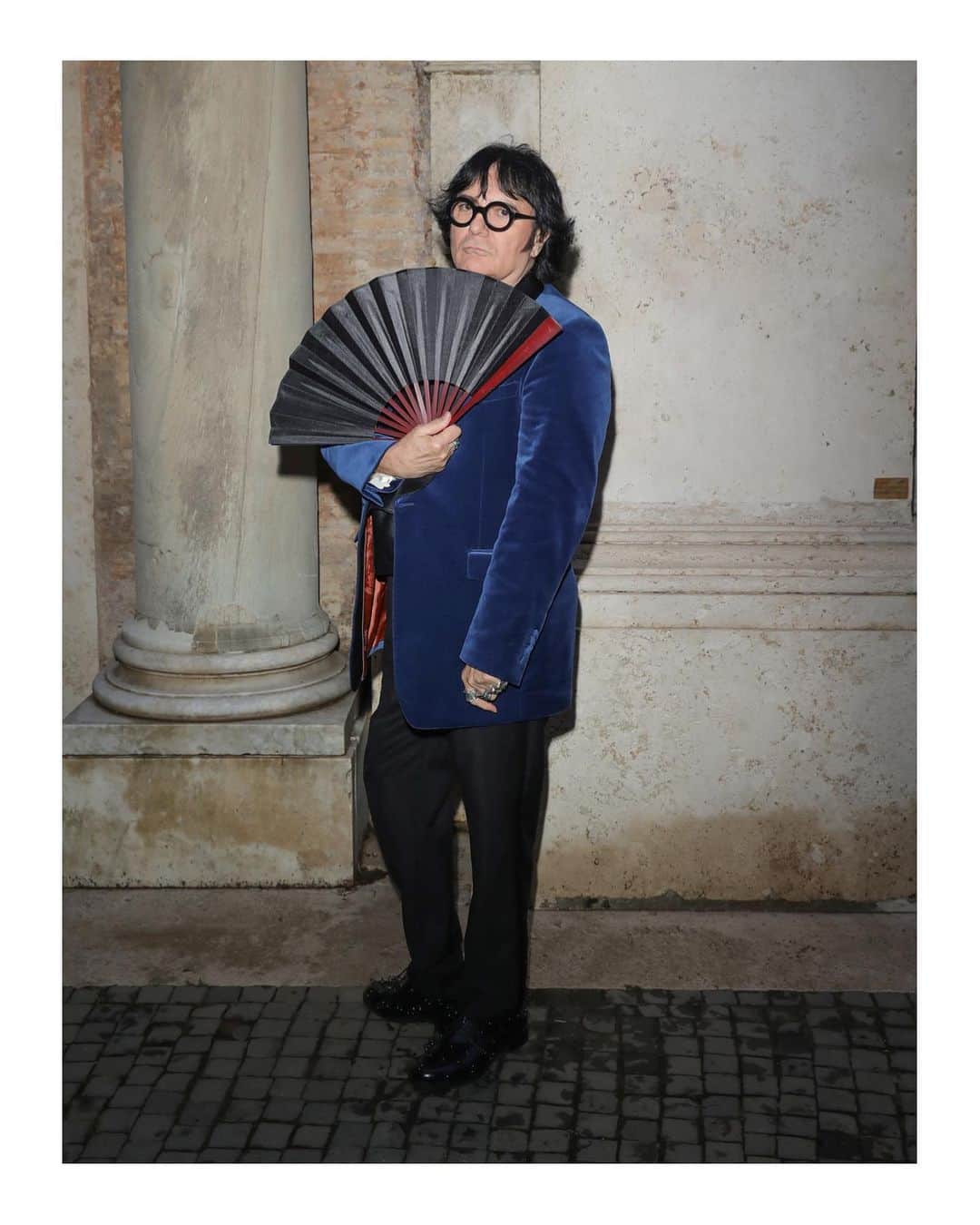 グッチさんのインスタグラム写真 - (グッチInstagram)「@renatozer0 attended the #GucciCruise20 fashion show at Rome’s Capitoline Museums @museiincomuneroma, wearing a velvet shawl lapel jacket with contrast satin lapel with tuxedo trousers from #GucciFW19 by @alessandro_michele.  Discover more through link in bio. #AlessandroMichele #MuseiCapitolini」6月4日 23時25分 - gucci