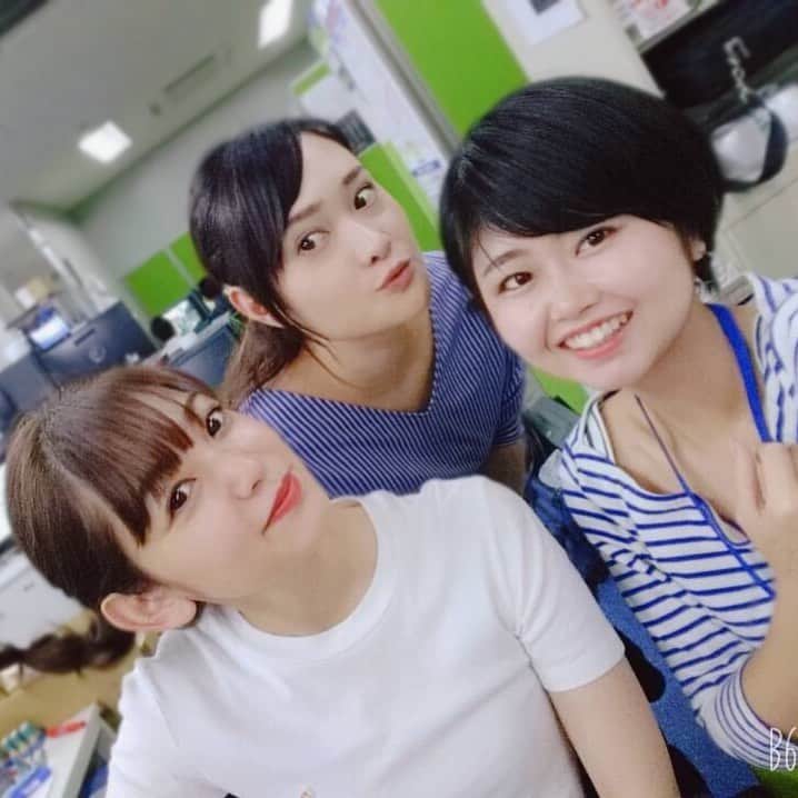 のインスタグラム：「バイトのイデホ(あだ名)と⚾️🍻特技は高校野球ウグイス嬢の真似。  #イデホ #高校野球 #もうすぐだなー #たのしみ #夏がやってくる #野球 #夏がくる#白t #白tコーデ #ボーダー と #ストライプ の人たちと #夢は甲子園」