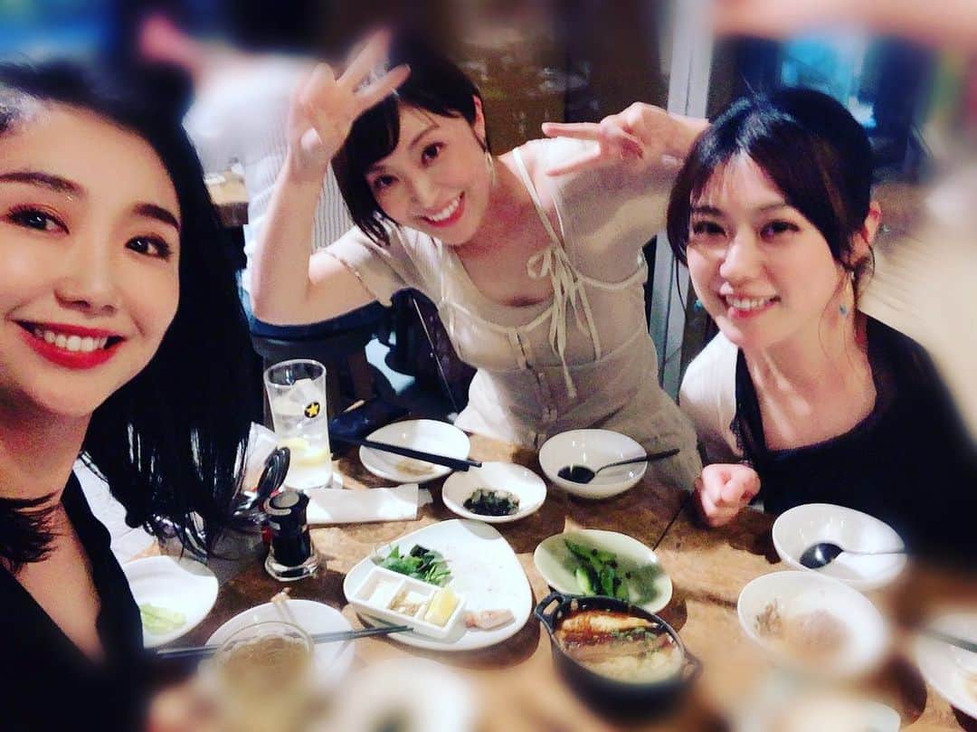 愛純もえりのインスタグラム：「会いすぎなRiRiKA✨ お久しぶりのまりゑちゃん💓 . . 呑んだなぁ〜笑笑 いやぁ、よく笑った❗️ ファンマゴのインスタライブ見てるみたいだった笑笑 . . 流行りのやつやってみたけど、 やはり私とRiRiKA顔の系統似てるよね❗️ #RiRiKA ちゃん #まりゑ ちゃん」