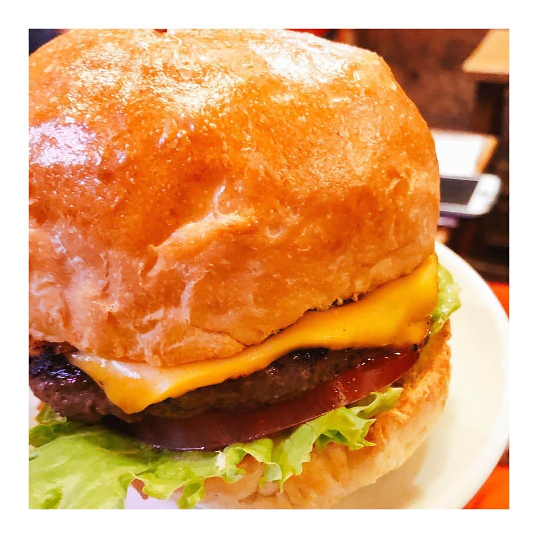 中島安里紗さんのインスタグラム写真 - (中島安里紗Instagram)「バーガータワー🍔🍔🍔 初めて見た💛❤️💚 #ハンバーガー #バーガータワー #hamburger #🍔 #インパクト大 #ごちそうさまでした #中島安里紗」6月4日 23時45分 - arisa__nakajima