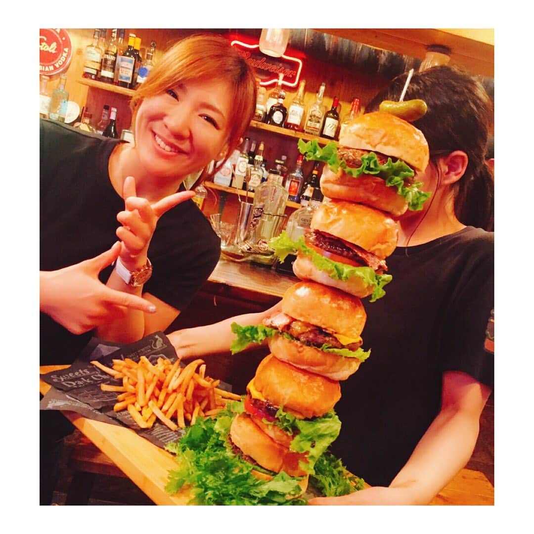 中島安里紗さんのインスタグラム写真 - (中島安里紗Instagram)「バーガータワー🍔🍔🍔 初めて見た💛❤️💚 #ハンバーガー #バーガータワー #hamburger #🍔 #インパクト大 #ごちそうさまでした #中島安里紗」6月4日 23時45分 - arisa__nakajima