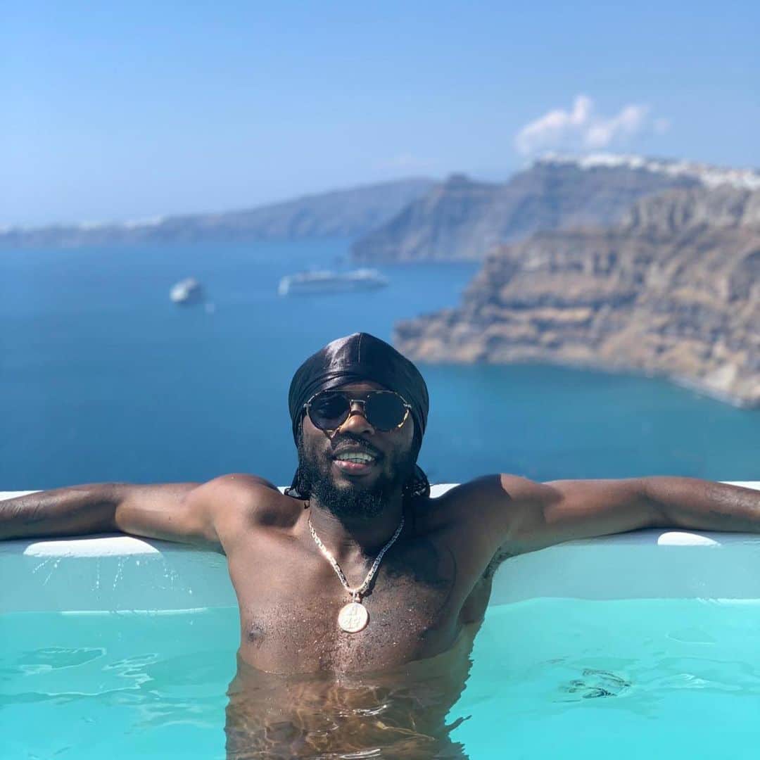 ジェルヴィーニョのインスタグラム：「😁 Time for holidays !!! ☀️ 🔋🔋🔋——————————————————————— #greece #santorini #holiday #off #picoftheday #team225」
