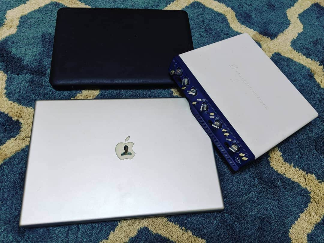 磯部正文さんのインスタグラム写真 - (磯部正文Instagram)「うちで曲を作る時に重宝していたMacBook Proがとうとう動かなくなりました  10年以上使ったから素晴らしい働きぶりでした  しばらく起動してなかった1台も画面が点かなくなりました(音楽制作ソフトは使ってなかったんですが) 今までありがとうのう  新しいオーディオインターフェイスとソフトになって心機一転であります」6月4日 23時49分 - masafumiisobe