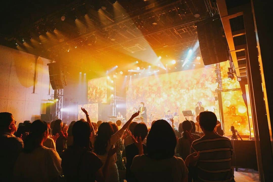 近藤薫のインスタグラム：「20周年イベントの写真がカメラマンから届きました。少しづつ公開出来ればと思ってますが。。アップはちょっと無理だなって、今頃気付いたり、、いろんな意味でも勉強になったイベントでした。改めてありがとうございました！ #guitar #live #acousticguitar #band #白金高輪seleneb2」