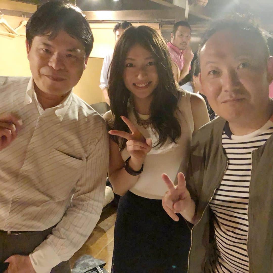 北川楓夏さんのインスタグラム写真 - (北川楓夏Instagram)「雪櫻JAPANツアー振り返り《東京編》 . 噂のなまはげ銀座店での開催！ 個人的になつかしい方々がきてくれる予定だったのですごく楽しみにしていた会🤗 . 大学時代に東京に住んでいた頃バイトしていたバルによく来てくれていた常連さん！東京のパパたち！😌 学生ぶりの再会ができてほんと嬉しかったなぁ✨元気そうで何よりでした。 ついでに私の大学時代の写真もくれました。若い😂笑 . そして中学校の後輩たちもきてくれました！ 秋田の老舗"榮太楼"の長男！小国くん！👏 小中学校のときから可愛がってた後輩なのですが、実は大学時代一緒にバイトしていた仲👌 わざわざ仕事終わりに駆けつけてくれました〜😊 そして太朗くんと、剣道部の後輩哲ちゃんも！ みんなありがとうね！！ . その他にも東京会では現・お天気お姉さんや、超有名人のご親族の方などお客さんのキャラがめちゃめちゃ濃かったです😍🈲 また新たな出会いに感謝🙏 . そしてなんと言ってもこの東京会では みなさんに私の28歳の誕生日を祝ってもらっちゃいました〜😭❤️ やだ、もう、サプライズとか慣れてないから、泣きそうになったよー。 ケーキには私の写真もプリントしてあって…😭泣ける。 みなさんも一緒に歌ってくれてありがとうございました🙇🏻‍♀️ . 隣の席の人たちも巻き込んでの雪櫻東京会！ とっても楽しい宴でした！ 冷静に、なまはげさんはお酒飲みすぎね！笑👹 . #akita #tokyo #雪櫻 #阿櫻酒造 #なまはげ銀座店 #なまはげ #👹 #combrio #榮太楼 #後輩 #誕生日 #サプライズ #ケーキ」6月5日 0時04分 - fuka.kitagawa