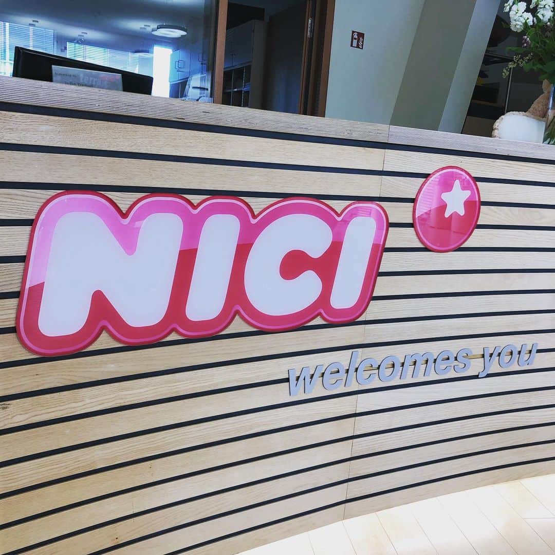 NICI JAPANさんのインスタグラム写真 - (NICI JAPANInstagram)「ドイツ本社に来ています^ ^ 新しいニキカーでお出迎え♪  #NICI #ニキ #ドイツ #ドイツ本社 #新作発表 #ミーティング #ニキカー #ラッピングカー #お迎え」6月4日 23時56分 - nici_japan