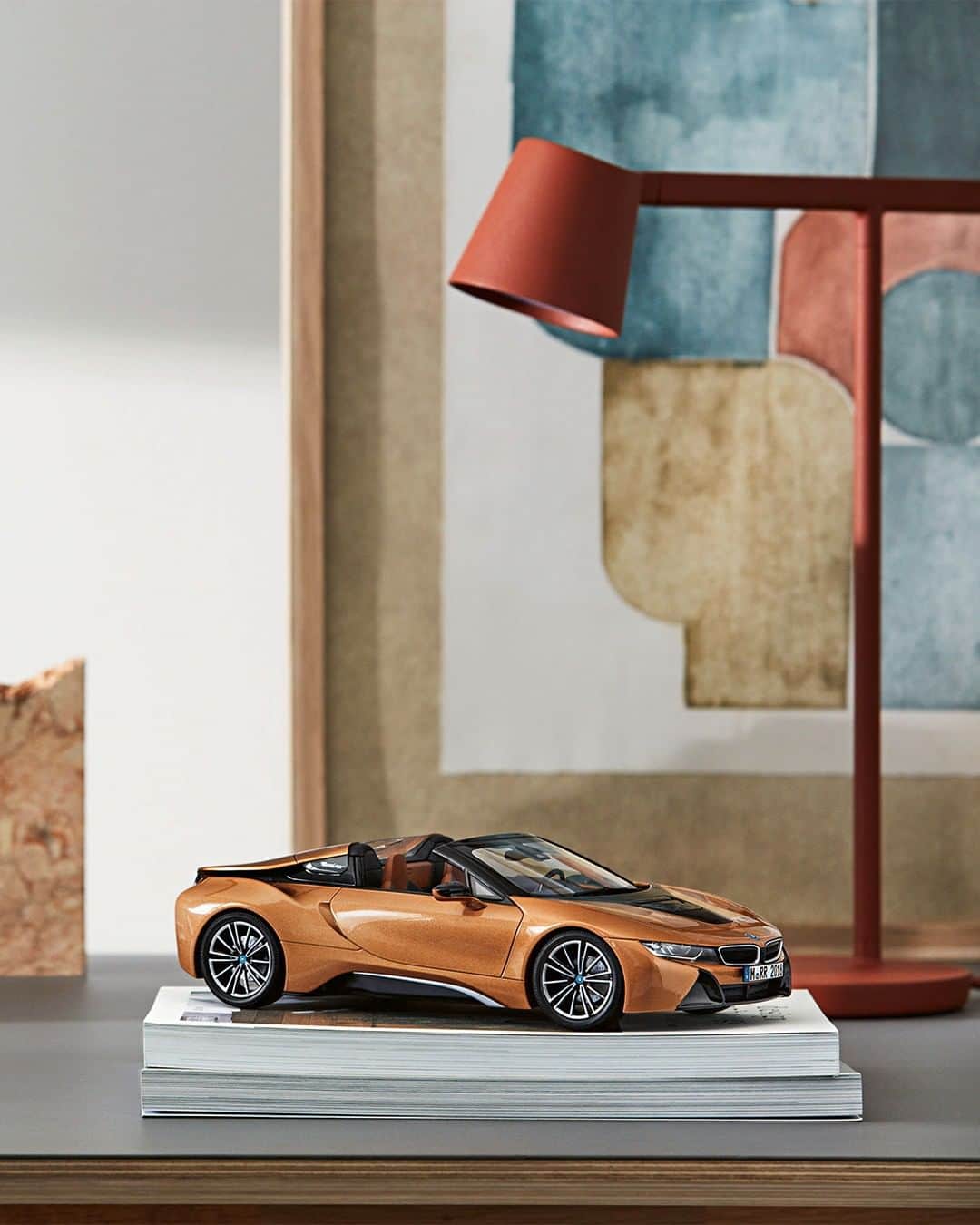 BMWのインスタグラム：「An electrifying design in a compact form that fits for your nightstand.  The Miniature BMW i8 Roadster. @bmwlifestyle #mybmwlifestyle #BMW #BMWi8」