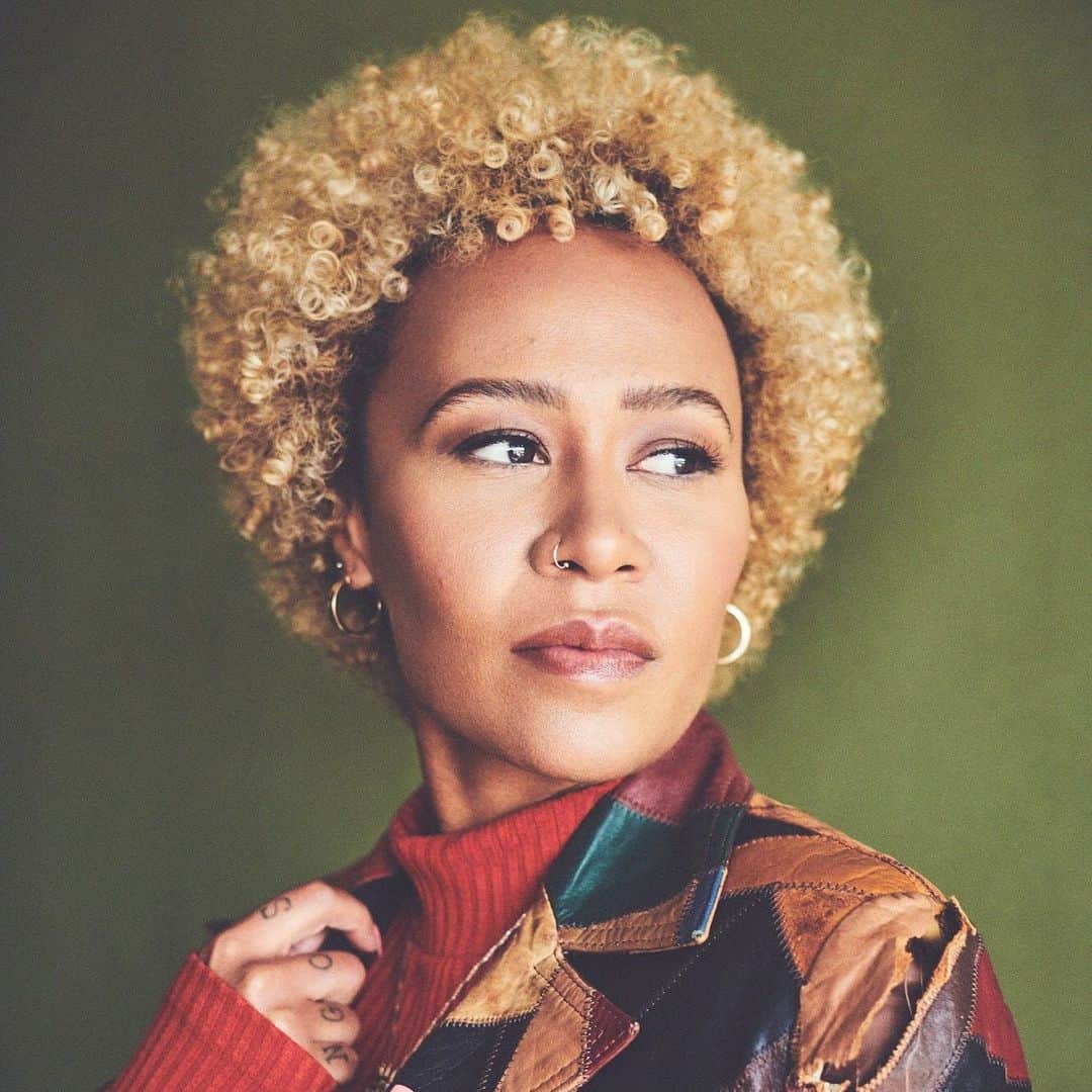 Emeli Sandéのインスタグラム：「I'll be doing an intimate performance for @sofarsounds in support of #HelpMusiciansUK on June 17th in a secret location. Enter here to win a chance to get tickets 🎟 https://www.sofarsounds.com/comp/signiahm」