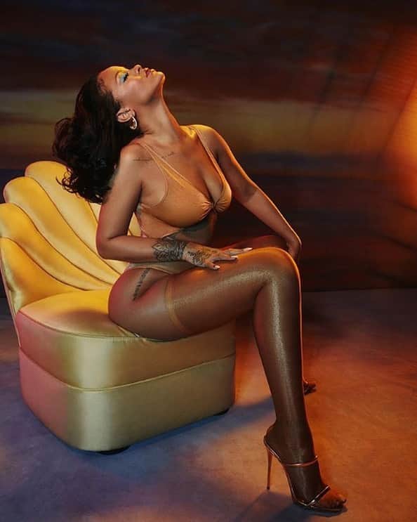 Giuseppe Zanotti Designさんのインスタグラム写真 - (Giuseppe Zanotti DesignInstagram)「Sultry, sensual, fierce. In her newest campaign, @badgalriri wears the DARSEY—a sleek, two-strap mule crafted in rose gold mirrored leather. #GiuseppeZanotti」6月5日 0時02分 - giuseppezanotti