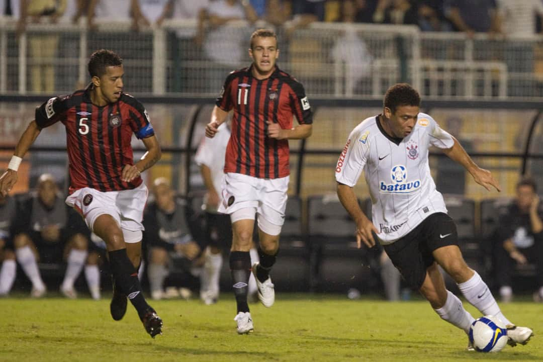 コリンチャンスさんのインスタグラム写真 - (コリンチャンスInstagram)「Pelas oitavas de final da Copa do Brasil 2009, o Timão também precisava de uma virada para seguir na competição! No jogo da volta, venceu o Athletico Paranaense no Pacaembu, em partida importantíssima na campanha do Tri! Quem aí se lembra dos placares dos jogos? 🤔 . . 📷 Daniel Augusto Jr./Ag. Corinthians . #VaiCorinthians」6月5日 0時02分 - corinthians