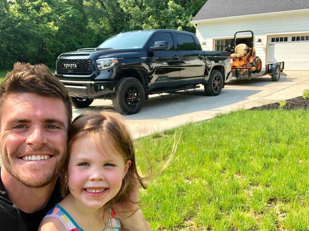 デービッド・ボウディアのインスタグラム：「The #Tundra finally arrived! Excited to make memories in this bad boy. Koda has named it Toothless after the Night Fury in How to Train a Dragon (if you know, you know!) ❤️ Thank you @toyotausa #LetsGoPlaces #StartYourImpossible #TRDPro」