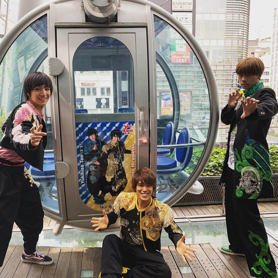 BOYS AND MENさんのインスタグラム写真 - (BOYS AND MENInstagram)「本日は誠の新曲のプロモーションに行かせていただきました☺️ そのあとはサンシャインサカエさんへ サインも書かせていただきました✨  #ボイメン #誠 #本田剛文 #平松賢人 #吉原雅斗 #動いている観覧車にサインを書くためバランスを崩す吉原でした」6月5日 0時09分 - boysandmen_official