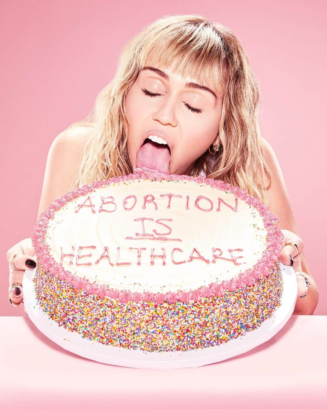 マイリー・サイラスさんのインスタグラム写真 - (マイリー・サイラスInstagram)「Very special collab with @plannedparenthood @happyhippiefdn @marcjacobs TO BE ANNOUNCED veryyyyyy soon! #WomensRightsAreHumanRights #DONTFUCKWITHMYFREEDOM 🎂💒🚺 🎂💒🚺 # Cake credit: @thesweetfeminist」6月5日 0時10分 - mileycyrus