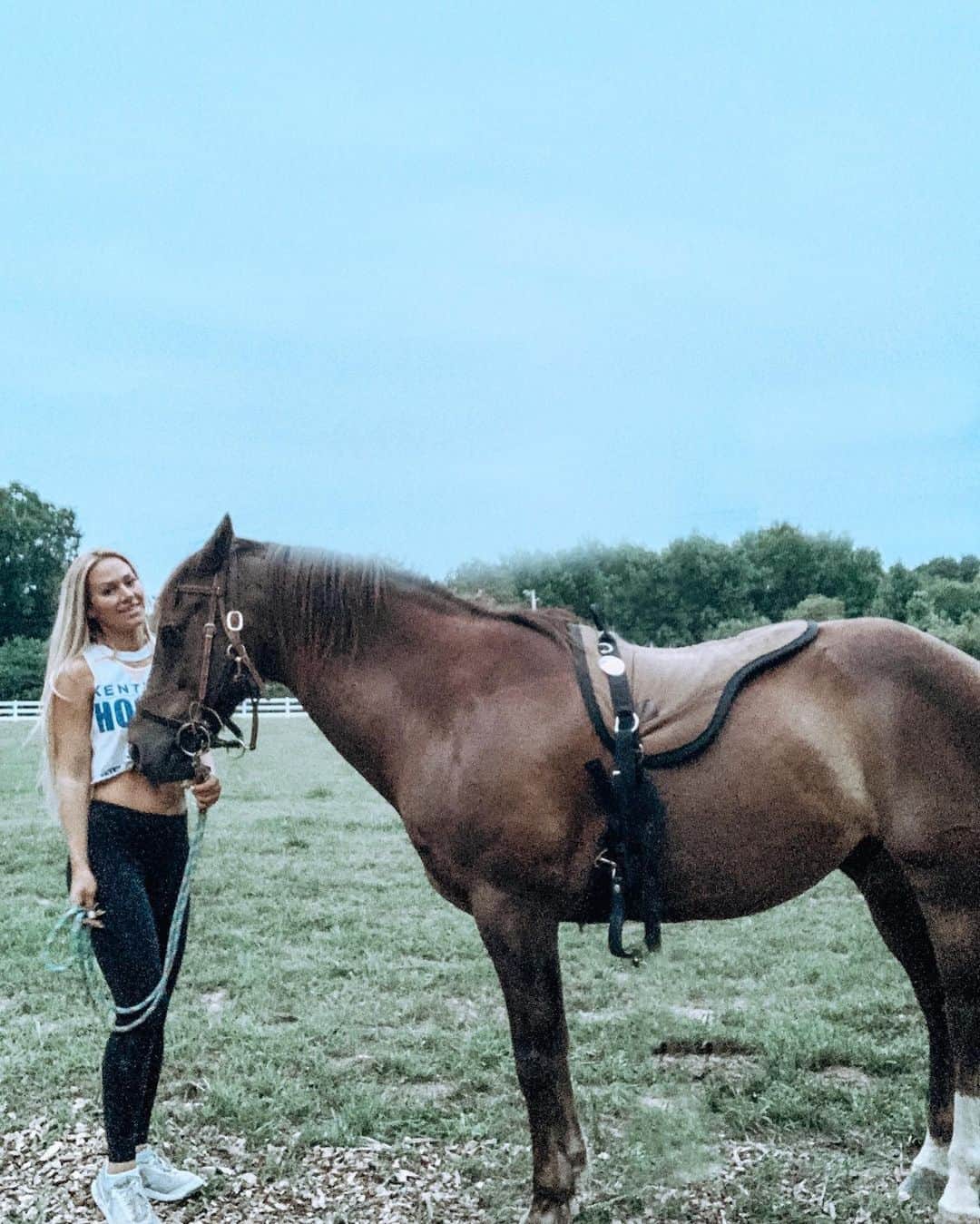 Kindly Myersさんのインスタグラム写真 - (Kindly MyersInstagram)「We get along great. As long as i don’t get on his back. I love Cowboy however he is too green for me to ride.」6月5日 0時11分 - kindlymyers
