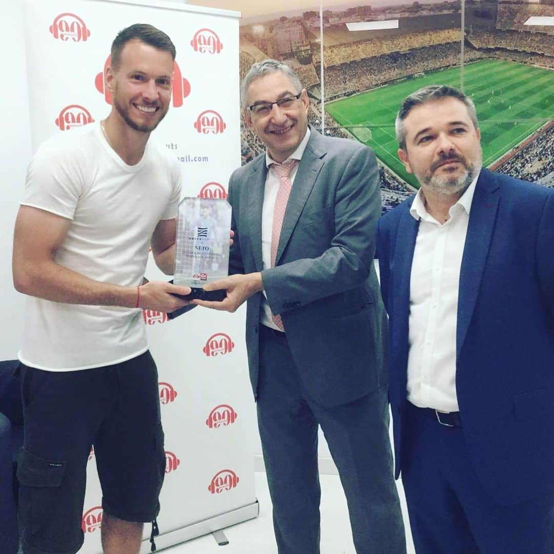 ノルベルト・ムラーラ・ネトのインスタグラム：「Gracias por el reconocimiento — “Entrega del tercer Trofeu #jugadorNuevoCentro a @netoomurara . Gràcies als oients pels seus vots i a @CC_Nuevo_Centro per la seua confiança una temporada més.”」