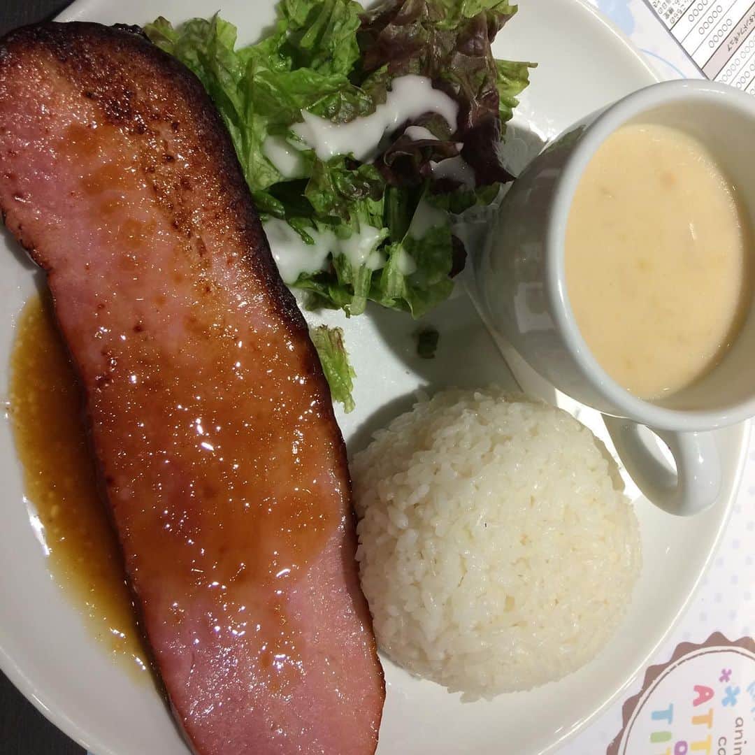 澤田百合亜さんのインスタグラム写真 - (澤田百合亜Instagram)「アニメイトカフェの進撃コラボ行ってきた！！ 楽しみにしてたからこれて嬉しい！！ 満席だった。。抽選当たっててよかった。。 ミカサ来て嬉しかった！！ ふーどもドリンクも美味しかったなあ。じゃがいもの冷静スープについてるパンがまじで美味しかった。  #ヲタク #otaku #mania #japanese #japan #aot  #attackontitan #コラボカフェ #アニメイトカフェ #アニカフェ #shingekinokyojin #shingeki #新劇の巨人 #ミカサ #アルミン」6月5日 0時16分 - yuria1991