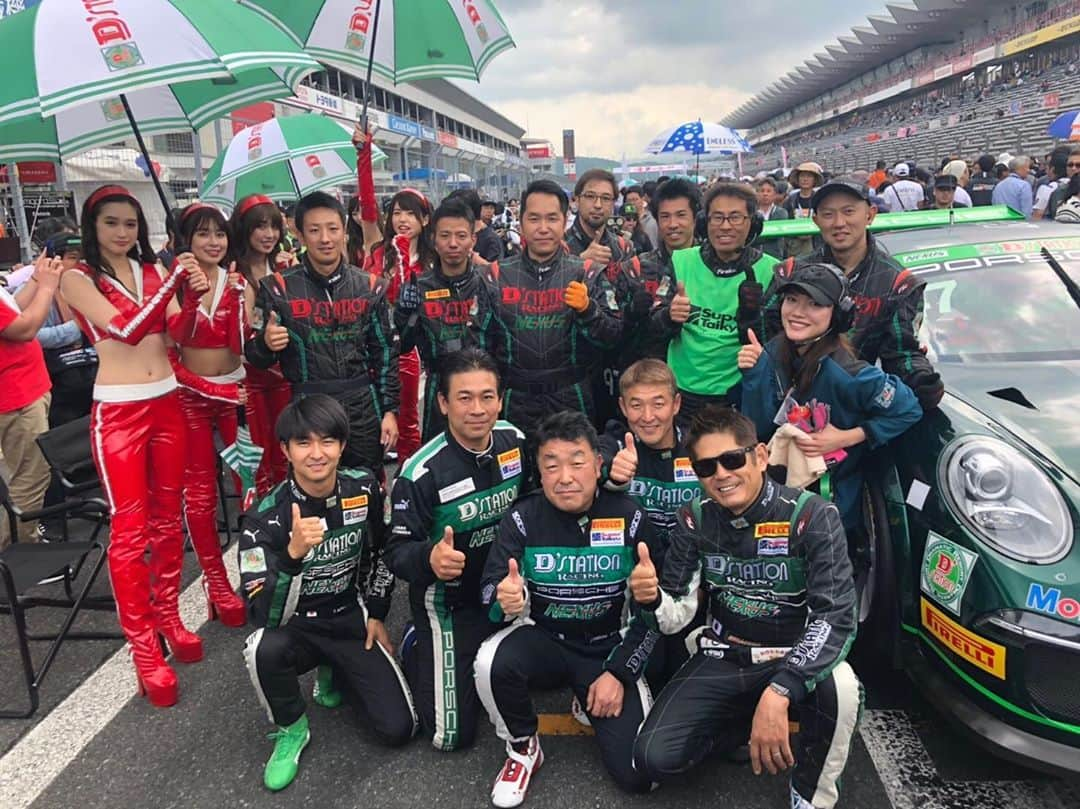 森園れんのインスタグラム：「いい写真❤️ D'station Racing みんな大好き！  #富士24時間 #supertaikyu #レーシングチーム #racingteam #s耐 #dstation #dstationracing」