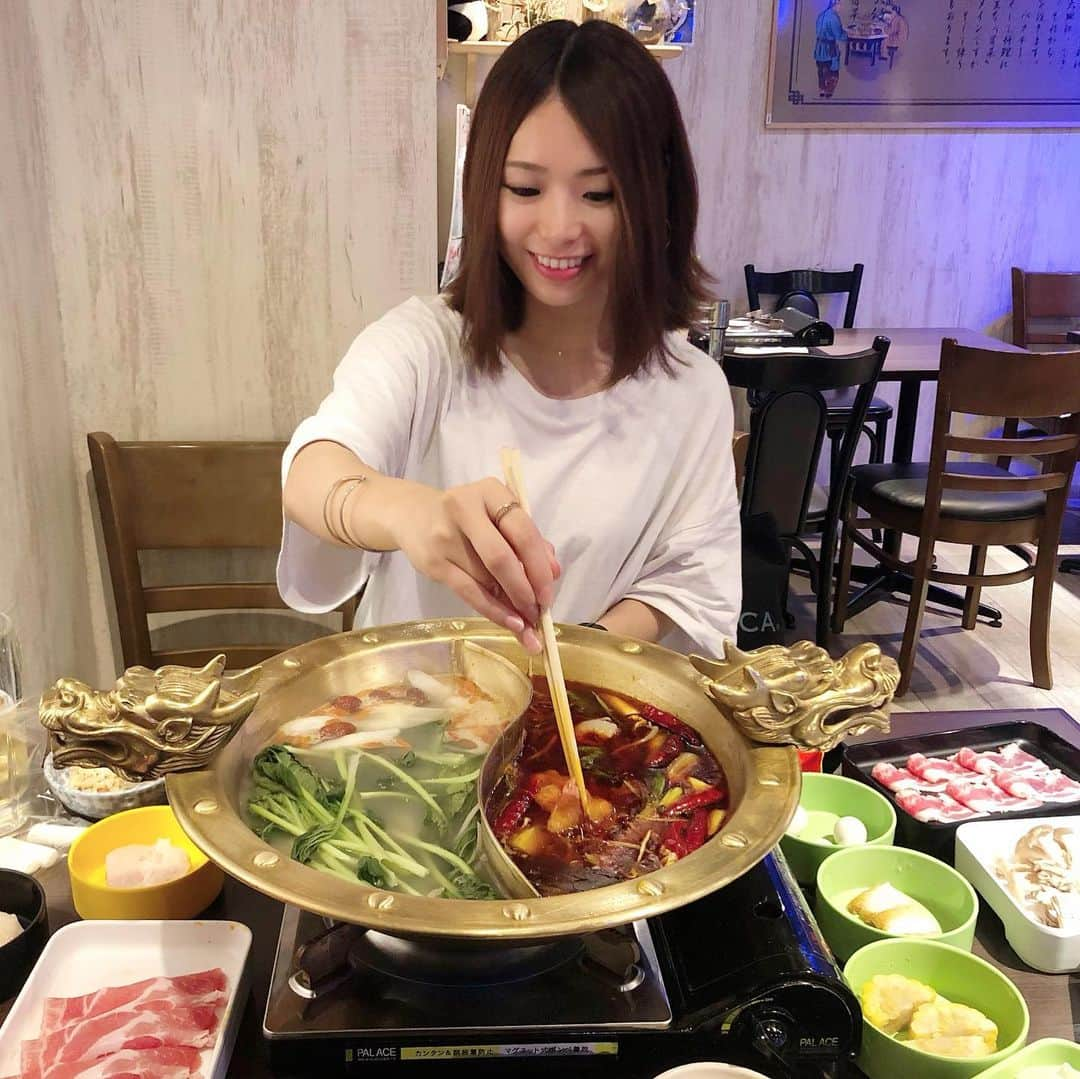 片桐優妃さんのインスタグラム写真 - (片桐優妃Instagram)「3,200円で#火鍋 の#食べ放題 #飲み放題 がいただける #蜀一冒菜 に行ってきました🔥 . #野菜 も#お肉 も自分が食べたいものが食べたいだけチョイスできて楽しいしおいしいしありがたすぎた🙏💗 . #一人火鍋 もできちゃうみたいだし個人的にかなり#おすすめ です🔥 . しかもなんかいま女の子は500円引きのキャンペーンやってるらしい！！手軽においしい火鍋がいただけるので、ぜひ行ってみてください❤️🙌 . #夏こそ火鍋 #蜀一冒菜 #池袋」6月5日 0時19分 - yuki710