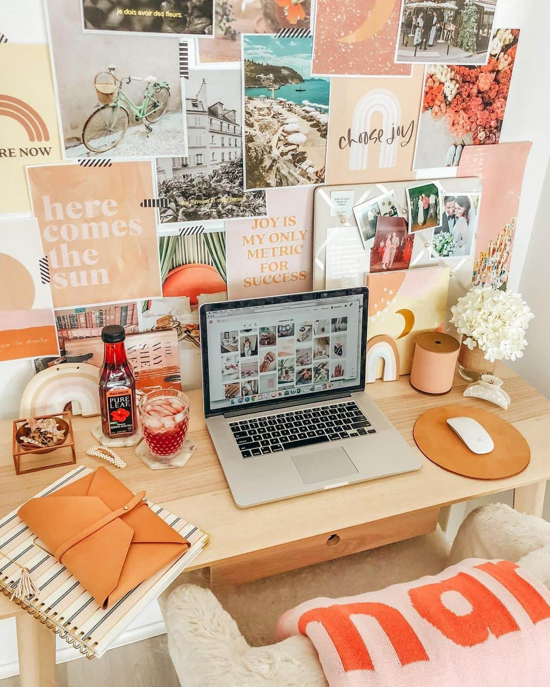 Stephanie Sterjovskiさんのインスタグラム写真 - (Stephanie SterjovskiInstagram)「Inspiring work spaces keep me motivated to dream 💫 create 🌈 and love my job. Sipping on some @pureleafcanada Peach Hibiscus Herbal Iced Tea while I get inspired for our next project. Curious, do you work from home or an office? Let me know below! #ad #PureLeafHerbals #workfromhome #forsuchatimeshop #visionkits #collagewall #officedecor」6月5日 0時20分 - stephsjolly