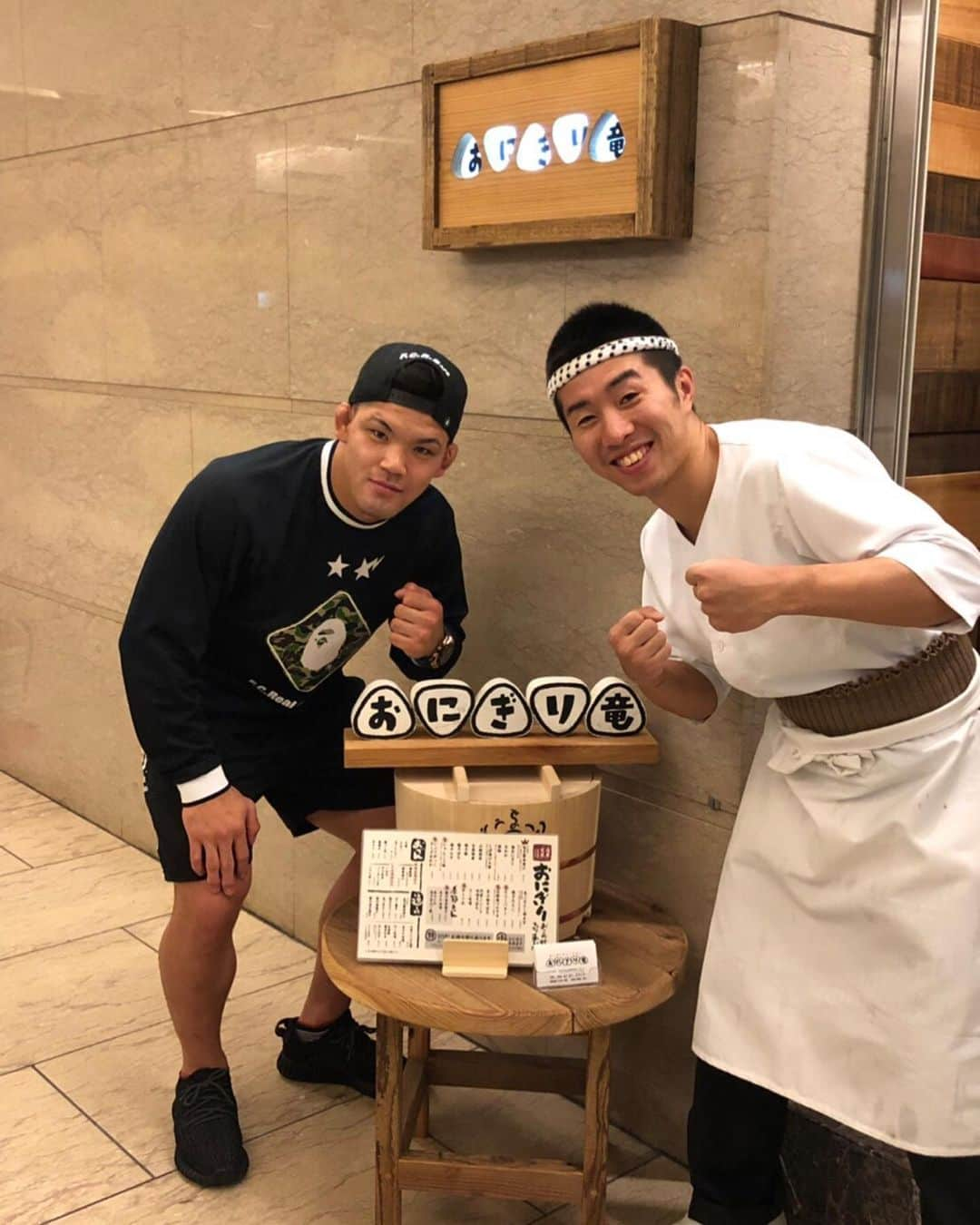 大野将平さんのインスタグラム写真 - (大野将平Instagram)「ボクサーの山中竜也さんのお店、おにぎり竜へ🍙  美味しいので皆さん是非！ @boxing_ryuuya @onigiriryu  #山中竜也#ボクシング#おにぎり竜#北新地#セカンドキャリア」6月5日 0時20分 - ono0203