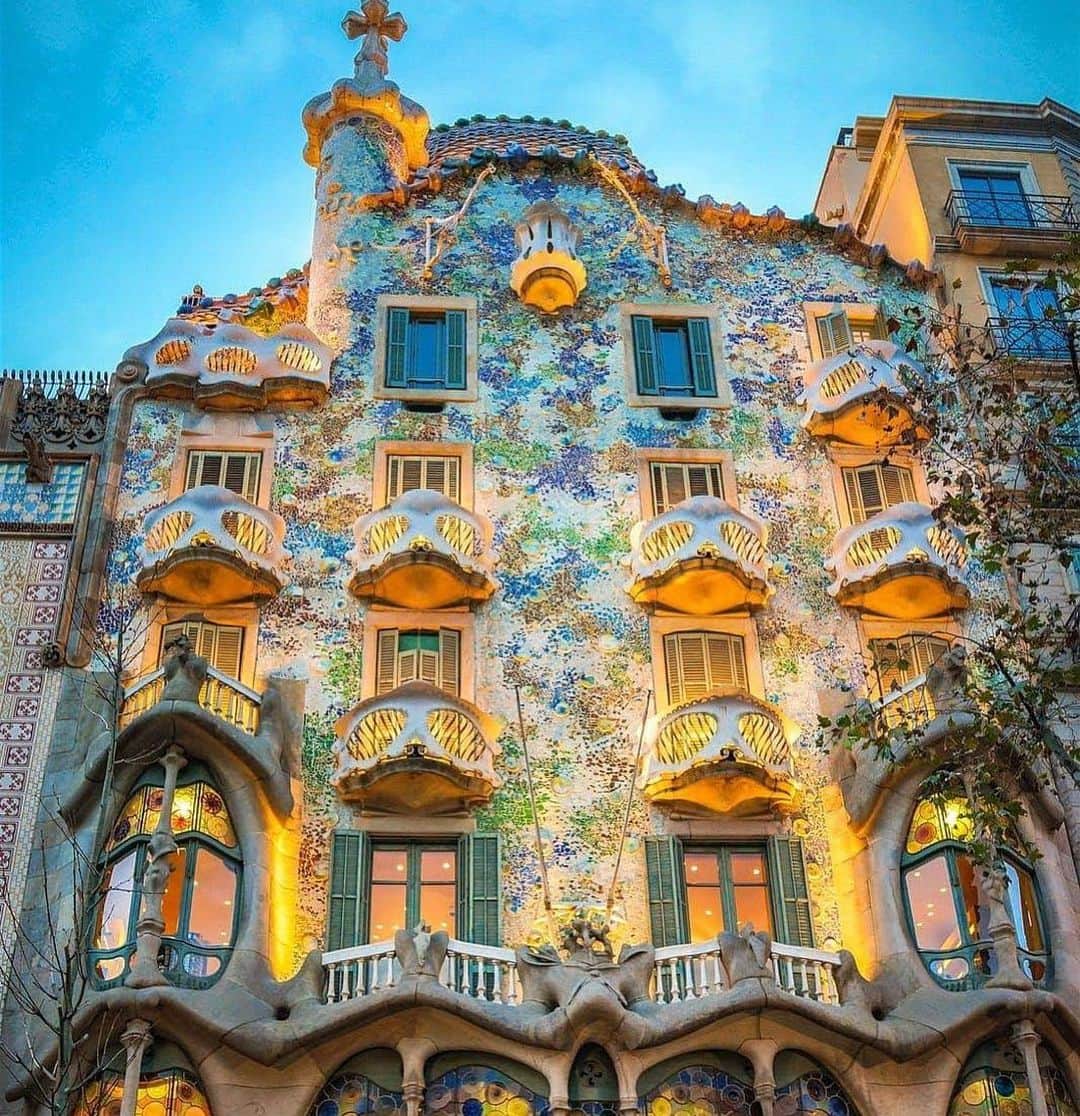 Lonely Planetさんのインスタグラム写真 - (Lonely PlanetInstagram)「While many of #Barcelona’s architectural gems have admission fees to see the interiors, the arguably more impressive facades can be seen for free. And there are at least 19 more awesome things you can do for free in the city - we know, because we made an article out of them! Be sure to swing by our story to check ‘em out 🇪🇸」6月5日 0時40分 - lonelyplanet
