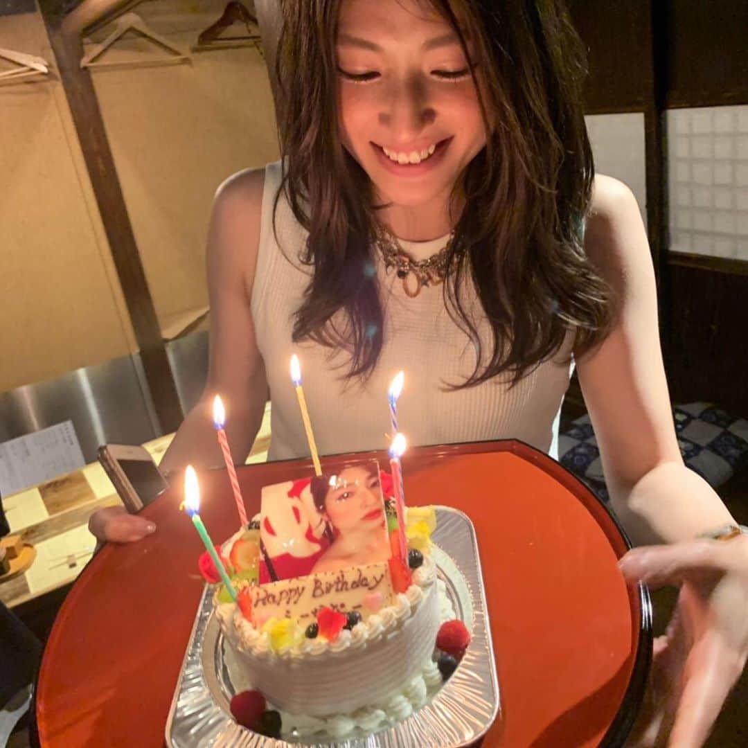 のインスタグラム：「5/24に誕生日を迎え28歳になりました！ 立派なアラサーです！😘 でも女は20代後半から色気がでてきて、30代でもっと美しくなるって信じてるから、まぁ年齢は関係ない！ 見た目が美しくなればよし！👌🙆🏻 . 今年もたくさんの人にお祝いしていただきましたー🥺 FBでメッセージやコメント、投稿をくれたみなさんもありがとうございます！ FB重くて2日間ログインできませんでした。笑 その後もタイムラインが表示されずにいたのですが、一週間ほど経ってやっとみなさんの投稿を確認することができました🙇🏻‍♀️ まだお返事できていませんが、本当に本当に感謝の気持ちでいっぱいです！ 私もみんなにちゃんと愛をお返しますね！💓 . 誕生日当日はあみさんと母娘デート❤️ あみさんもママになって28歳！👏 今や性のことまでなんでも話せる仲になりましたが、ほんとにここまで育てるの大変な娘だったと思います。未だに、かな？笑 でもいつもありがとうって思ってる！ これからもいろんなところに行って、2人で好きなことして、人生一緒に楽しもうね〜☺️ . 毎年恒例、同級生たちにもお祝いしてもらいました🎂 誕生会と言う名の"ティアラ会"と化していますが。笑 あなたたちがいるから、仕事も家庭もなんでも頑張れる！ほんとに家族です！🥰 . 前の投稿にも書きましたが、雪櫻JAPANツアーの東京会でもみなさんにお祝いをしていただきました🙇🏻‍♀️💓👹 . もちろん家族からも！🎊 . はぁ、生きててよかった〜 今年の誕生日は何回もお祝いしてもらえて、 誕生日が二週間くらい続いたような感覚で、 かなりハッピー野郎でした🎉笑 . ちなみに誕生日ケーキは ラフランスのアップルパイ🍎 誕生日ラーメンは 夜来香でした🍜❤️ . #akita #happybirthday #28yearsold #mother #ケーキ #ラフランス #アップルパイ #ピザみたいなケーキ  #附中 #誕生会 #夜来香 #酸辣湯麺」