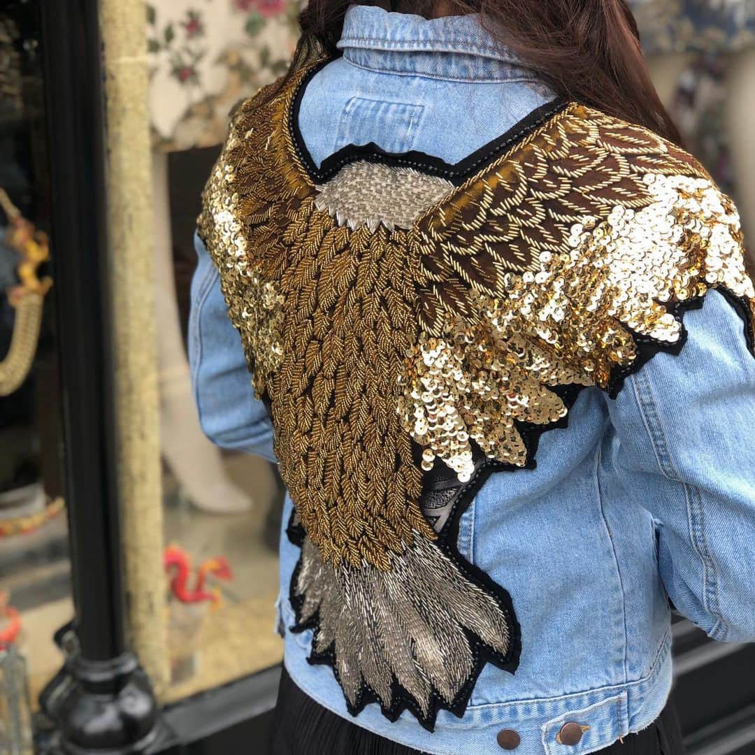 バトラー&ウィルソンさんのインスタグラム写真 - (バトラー&ウィルソンInstagram)「✨ These sequin jackets are how you make a STATEMENT ✨ How perfect is this for festival season?? 🎡 Shop this jacket and similar exclusively at our Fulham Road store 📍 • • #ButlerandWilson #trending #ontrend #fashion #jacket #jewelry #sequins #festival #festivalfashion」6月5日 0時42分 - butlerandwilson