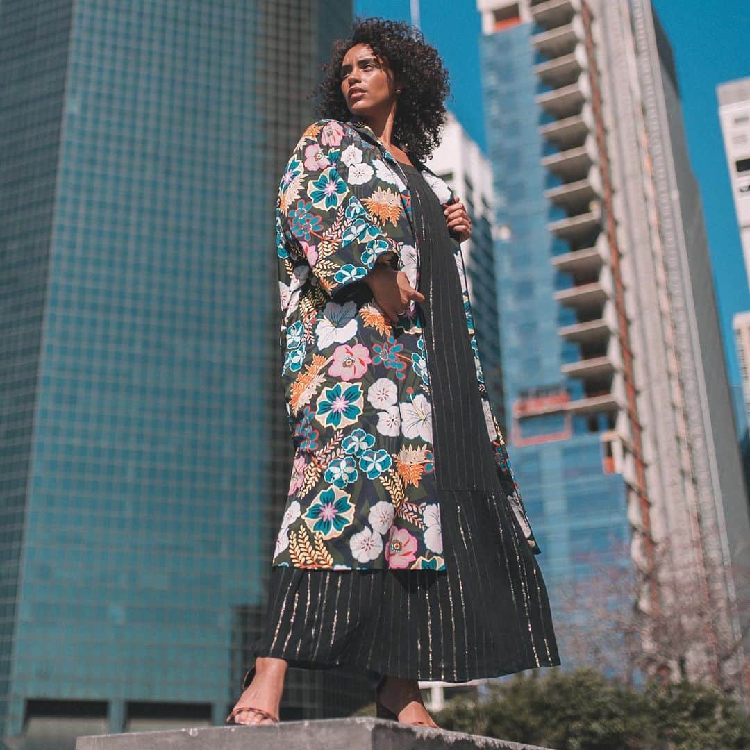 レイチェルロイさんのインスタグラム写真 - (レイチェルロイInstagram)「The perfect on - or - off vacay piece inspired from Bora Bora florals - the Glenna Kimono 🌸☀️ See more on our story . . . . #fashionlover #fashiondesign #fashioninsta #fashionlook #fashionlovers #fashionlove #fashiontrends #fashiondiary #fashionstore #fashiongirls #nyc #nycc #nycity #nyc_highlights #nycmua #nycfashionblogger #instagramnyc #nycfashion #nycblogger #nycstreetstyle #nycbloggers #nycdesigner #nyclife #rachelroy」6月5日 0時49分 - rachel_roy