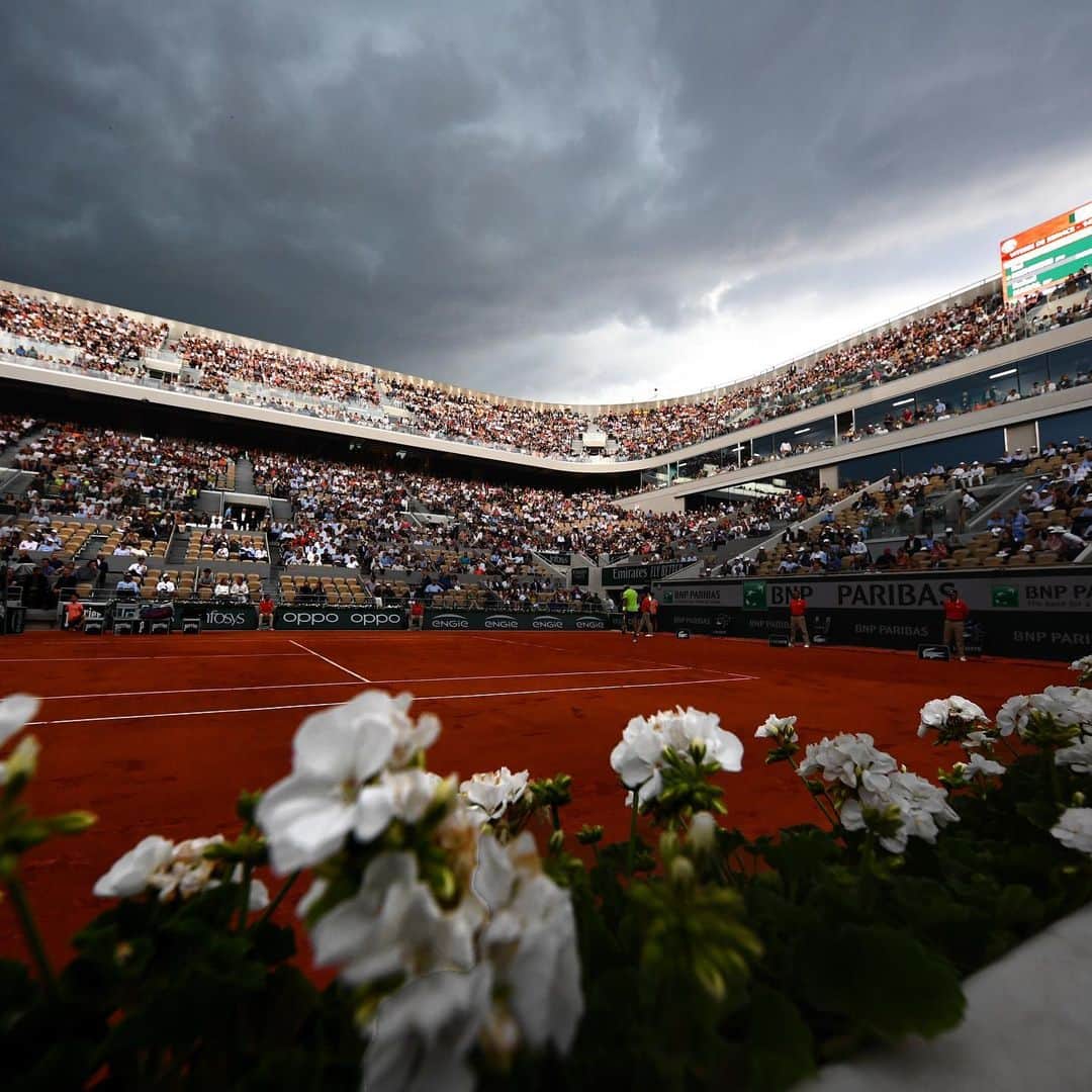 ATP World Tourさんのインスタグラム写真 - (ATP World TourInstagram)「Rain rain, go away ☔️ Thoughts on today’s @rolandgarros quarter-finals so far? 🤔  #RG19 #Tennis #ATPTour」6月5日 0時46分 - atptour