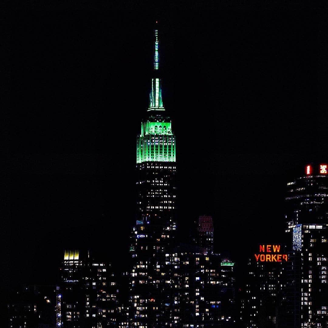 Empire State Buildingさんのインスタグラム写真 - (Empire State BuildingInstagram)「We’re celebrating Eid al-Fitr with lights in all green tonight! 💚 . 📷: @pag_ph_ #EmpireStateBuilding #EidalFitr」6月5日 0時50分 - empirestatebldg