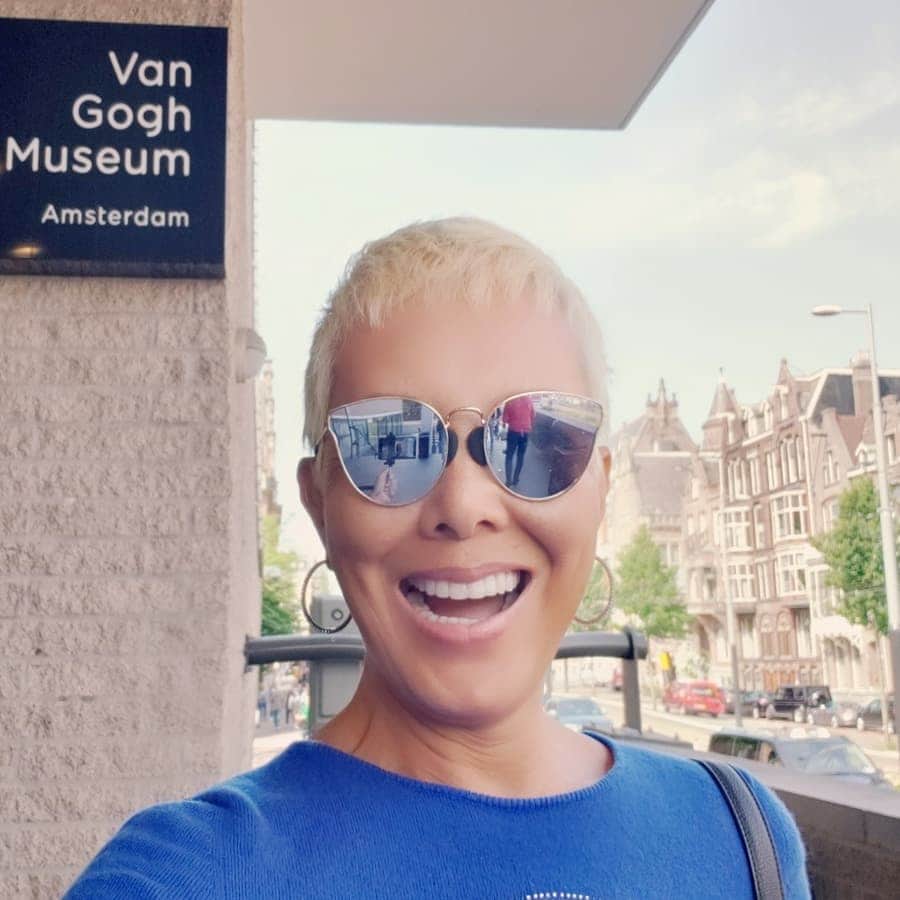 ピーターさんのインスタグラム写真 - (ピーターInstagram)「とうとう、 リバークルーズ最終目的地、 オランダはアムステルダムに到着‼️ 早速街をぶらぶらして、 ｢ゴッホ美術館｣に。 人目を盗んで…  やはり｢ひまわり🌻｣ 盗めなかった‼️(爆)  もちろん、レプリカです❤️ #ピーター #池畑慎之介 #アムステルダム #ゴッホ美術館 #ひまわり #リバークルーズ #ヨーロッパ一人旅」6月5日 0時51分 - oziba1952