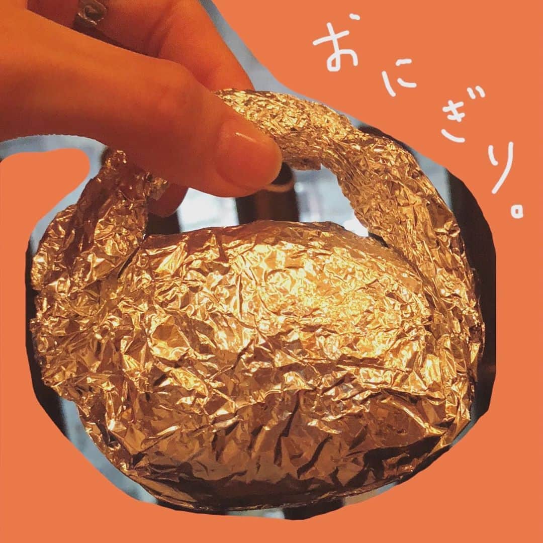 深川麻衣 さんのインスタグラム写真 - (深川麻衣 Instagram)「お店で炊き込みご飯を食べて、 余った分を店員さんがおにぎりにしてお土産にしてくれました。取っ手付きで可愛い🍙笑 こういうの嬉しいですよね。。 トトロの笹包みを思い出す…☺️」6月5日 0時52分 - fukagawamai.official
